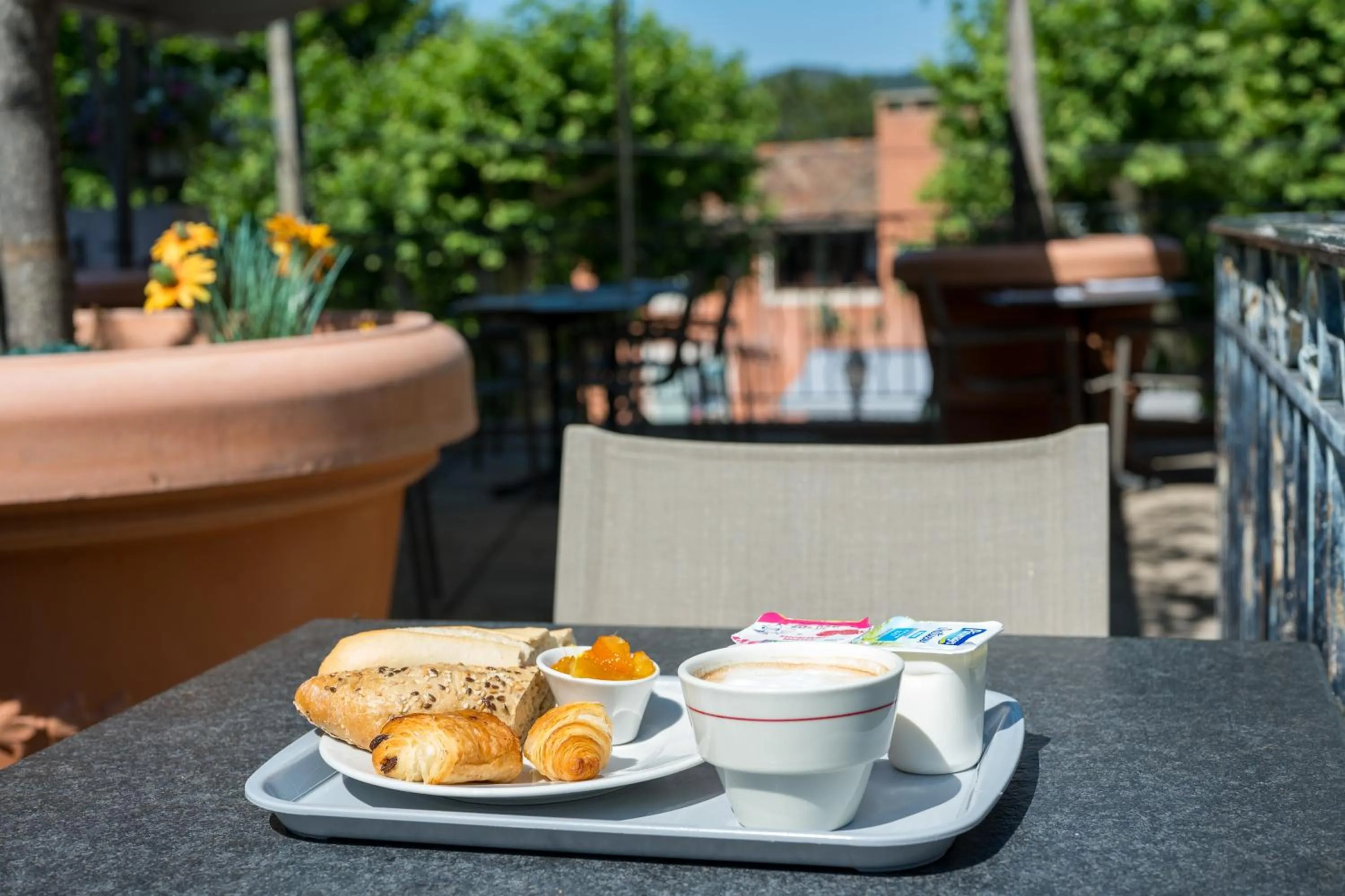 Coffee/tea facilities in Hôtel La Bonne Auberge