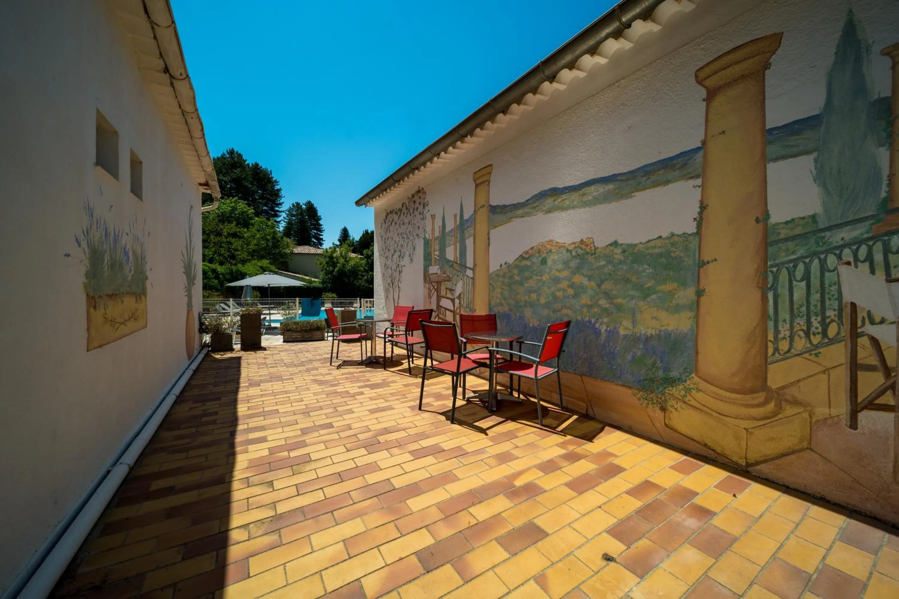 Property building in Hôtel La Bonne Auberge