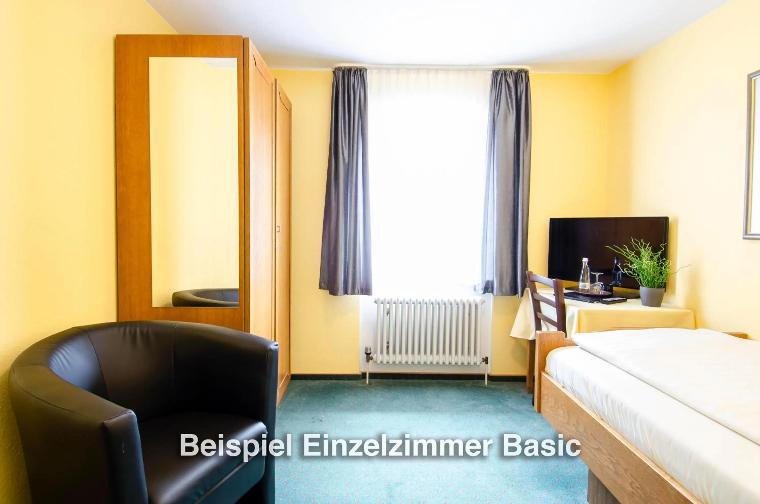 Photo of the whole room, Bed in Kurgarten-Hotel