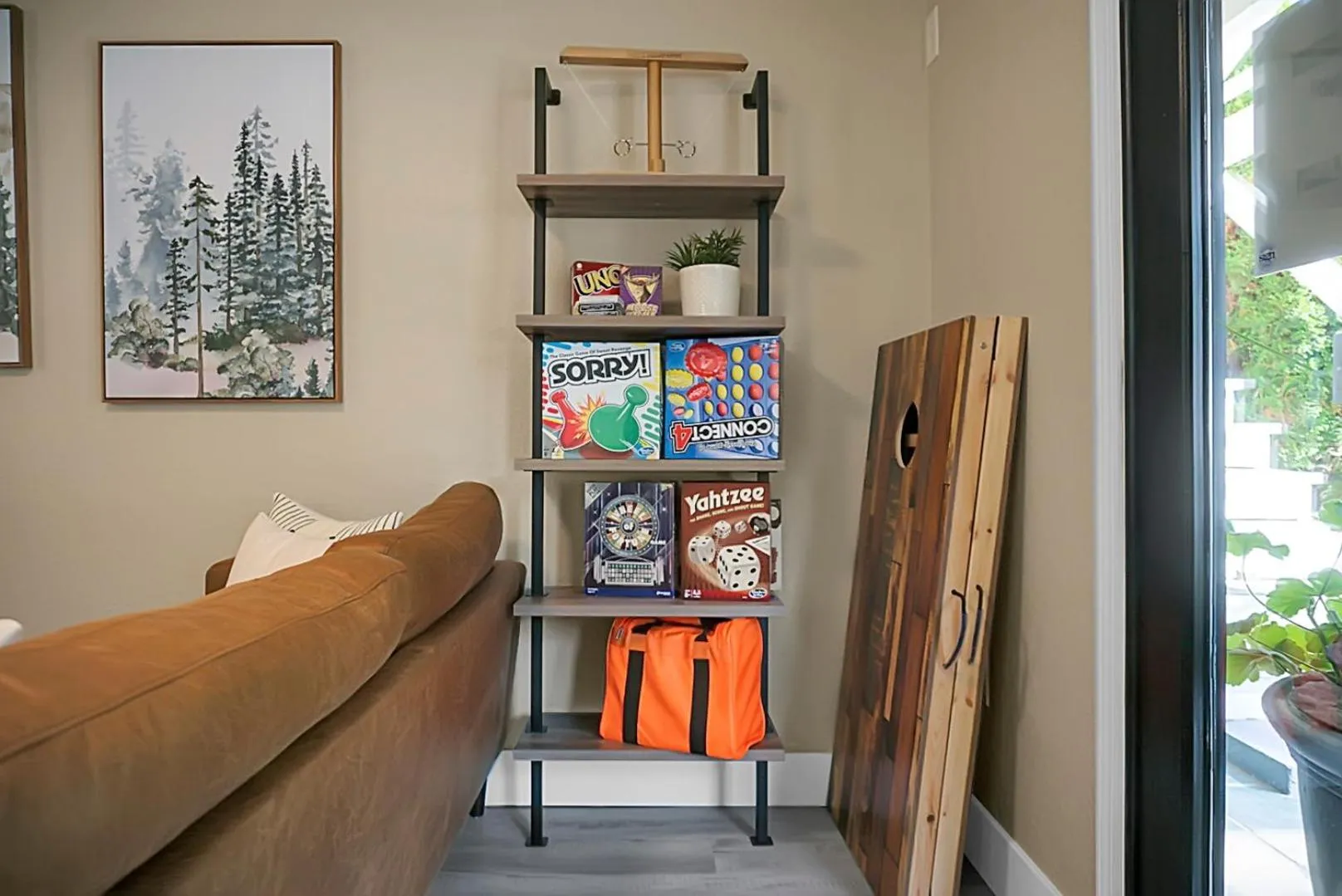 Communal lounge/ TV room in Hickory Falls Inn