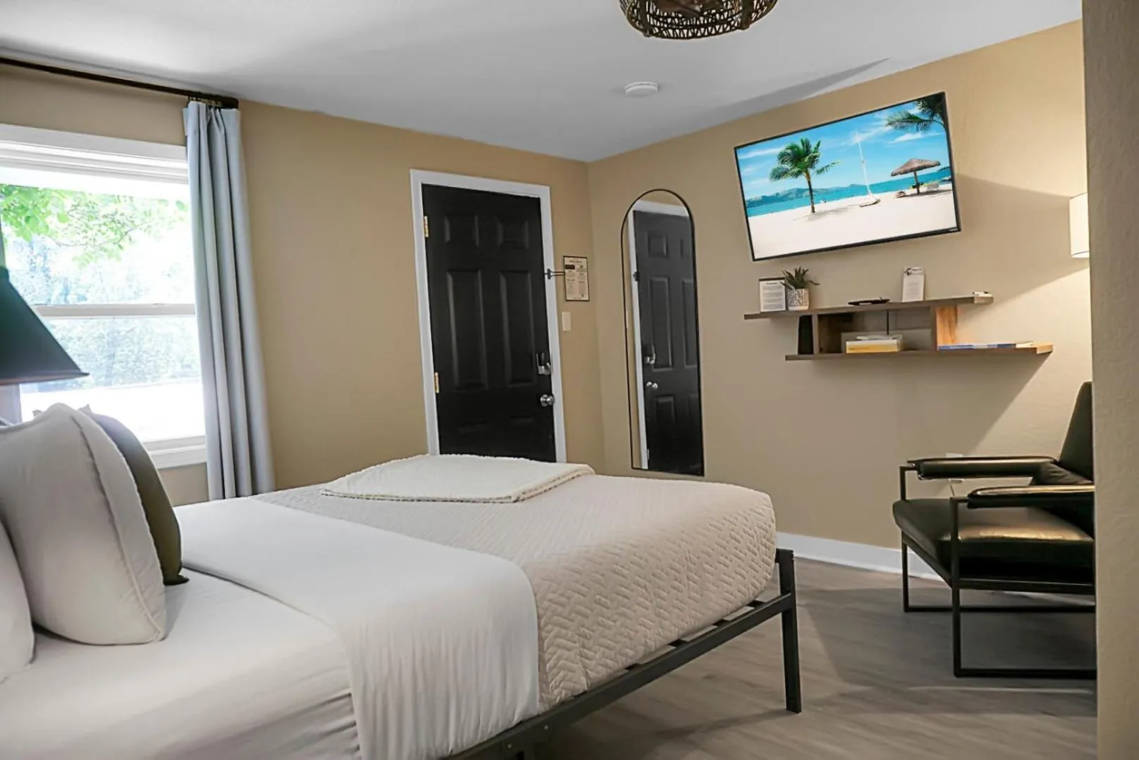 Bed in Hickory Falls Inn