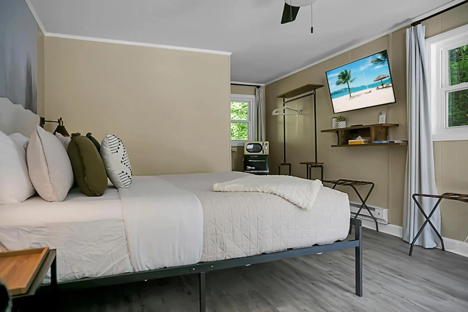 Bed in Hickory Falls Inn