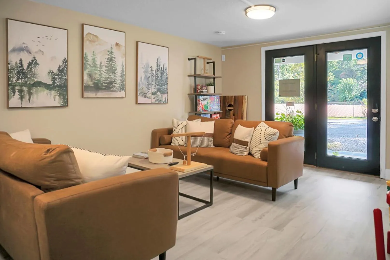 Communal lounge/ TV room in Hickory Falls Inn