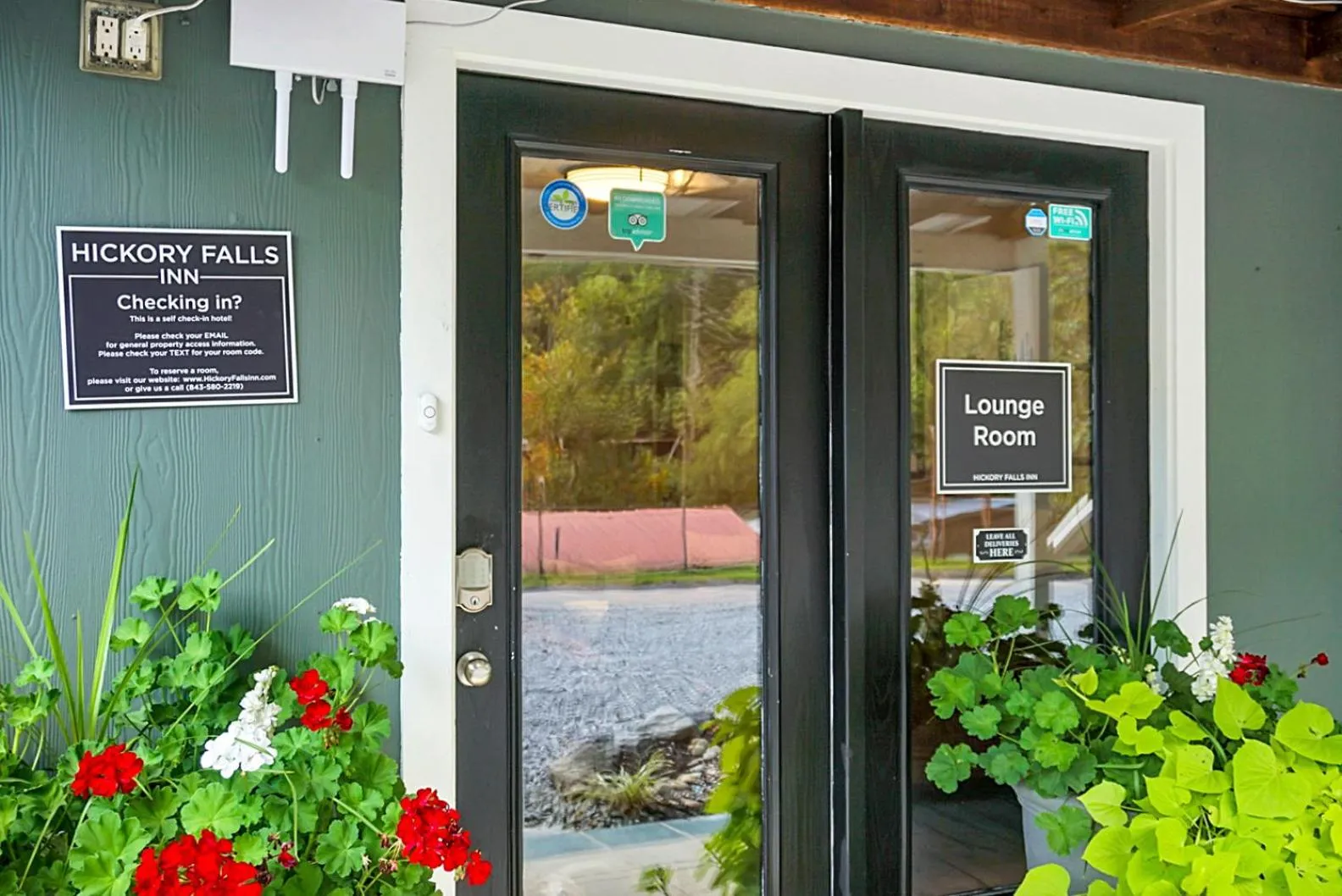 Communal lounge/ TV room in Hickory Falls Inn