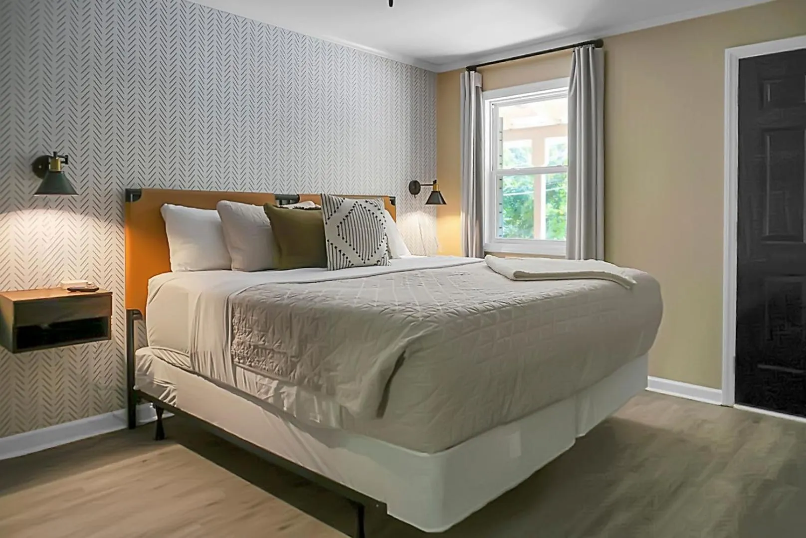 Bed in Hickory Falls Inn