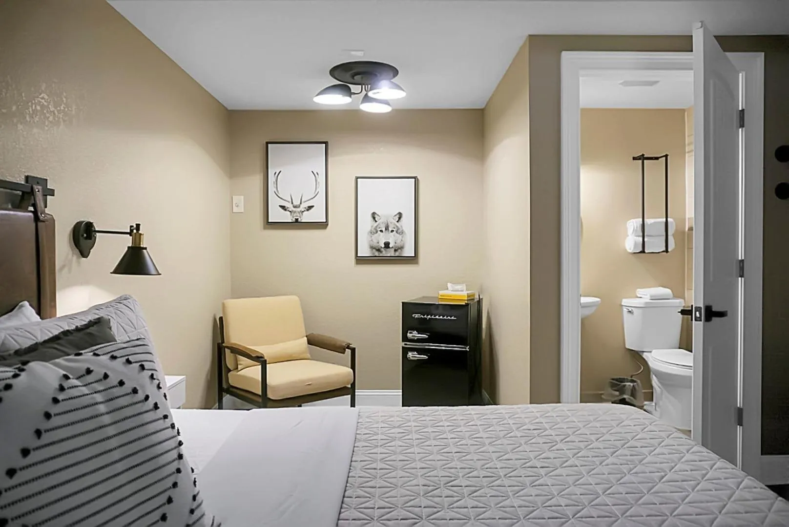 Toilet, Bed in Hickory Falls Inn