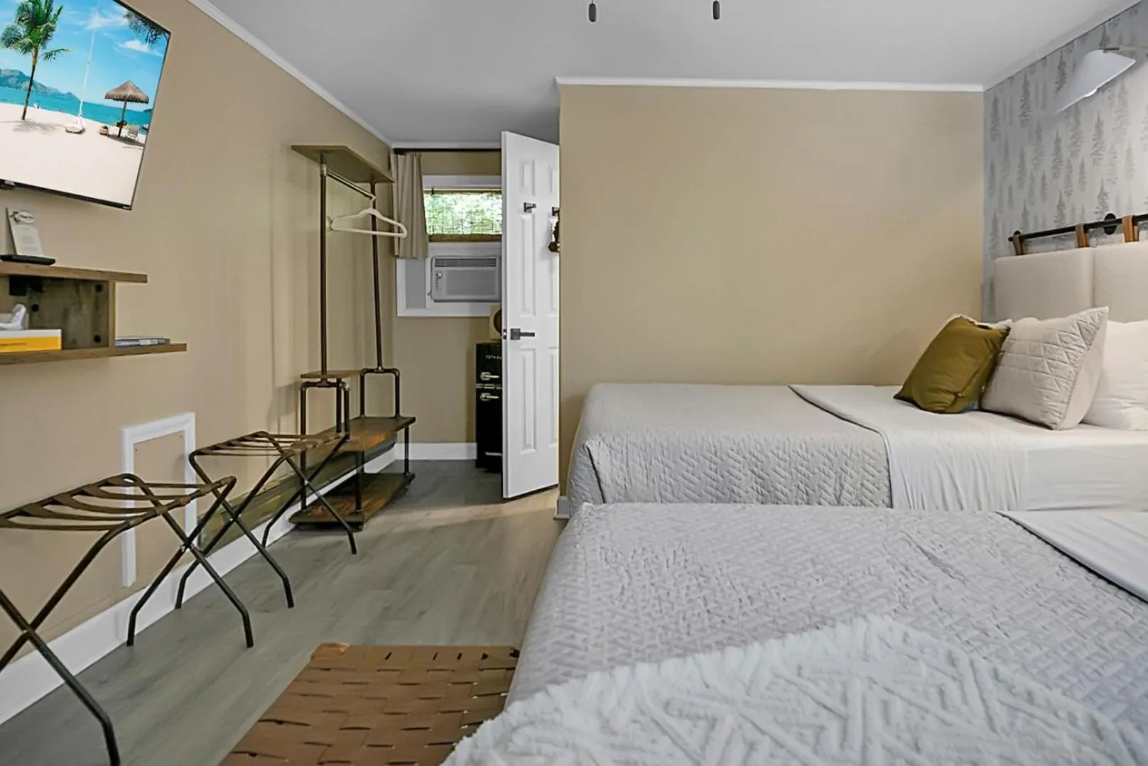 Bed in Hickory Falls Inn