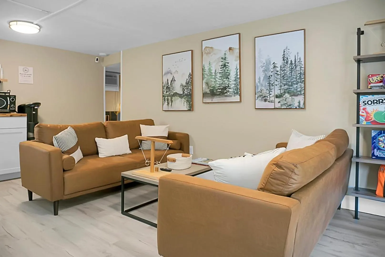 Communal lounge/ TV room in Hickory Falls Inn