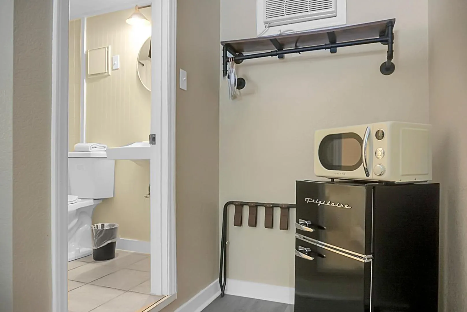 Toilet in Hickory Falls Inn