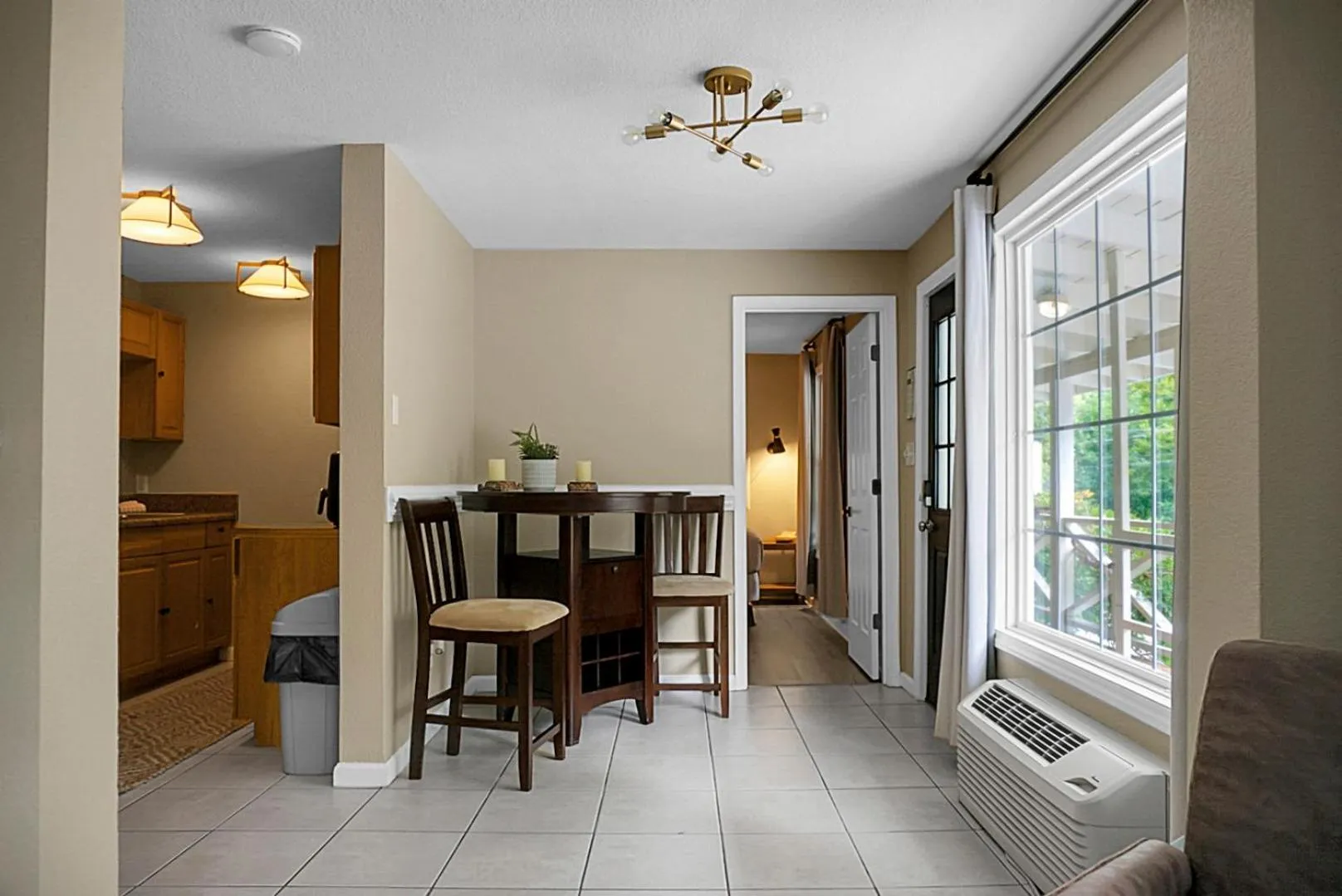 Dining area in Hickory Falls Inn