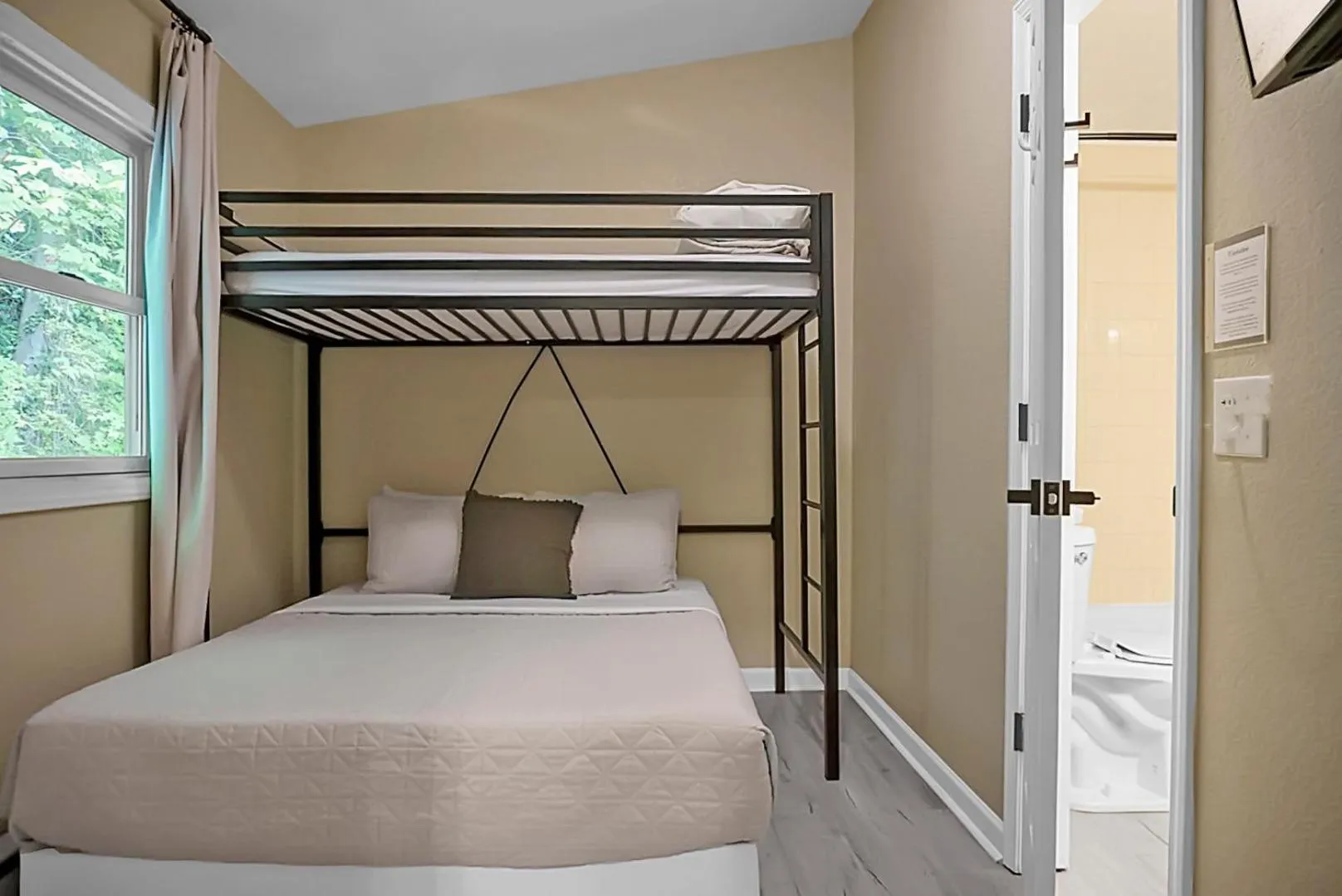 Bedroom, Bed in Hickory Falls Inn