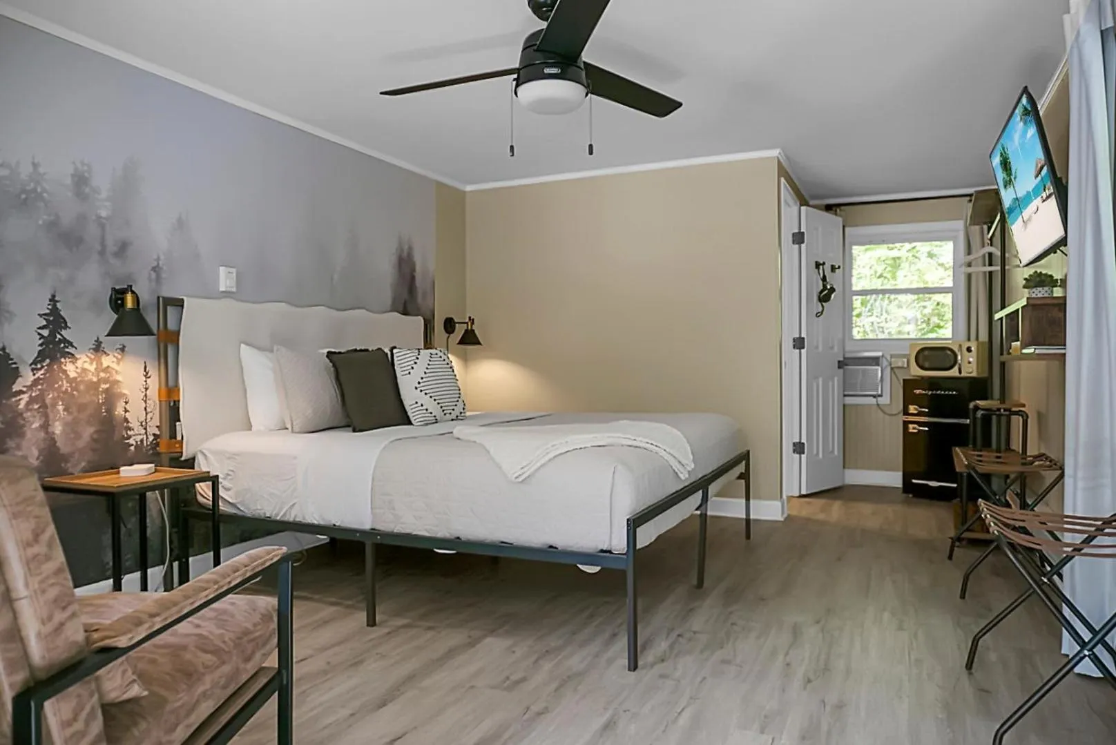 Photo of the whole room, Bed in Hickory Falls Inn