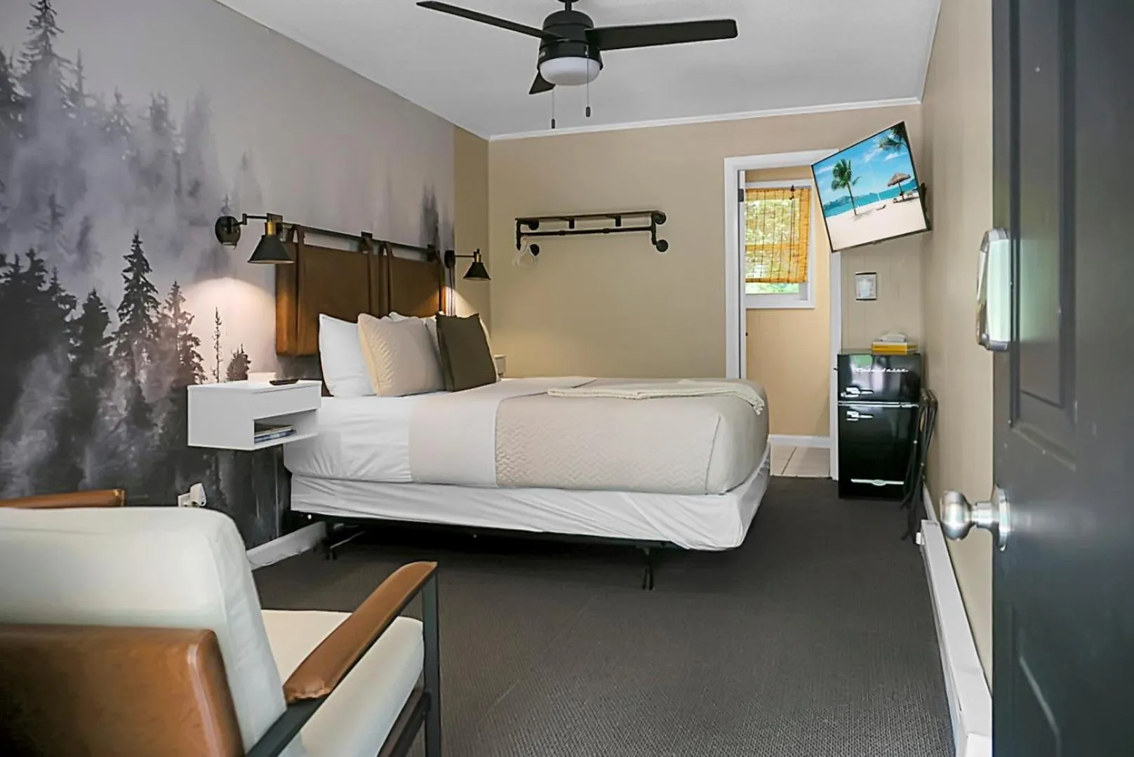 Photo of the whole room, Bed in Hickory Falls Inn