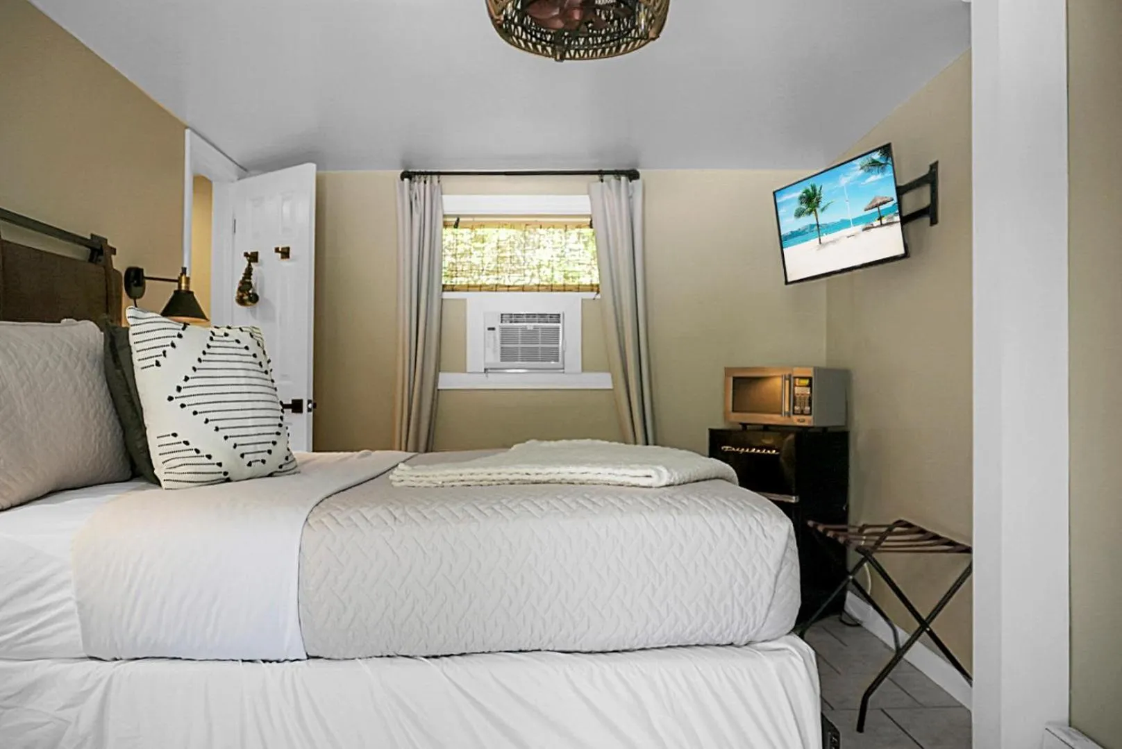 Bed in Hickory Falls Inn