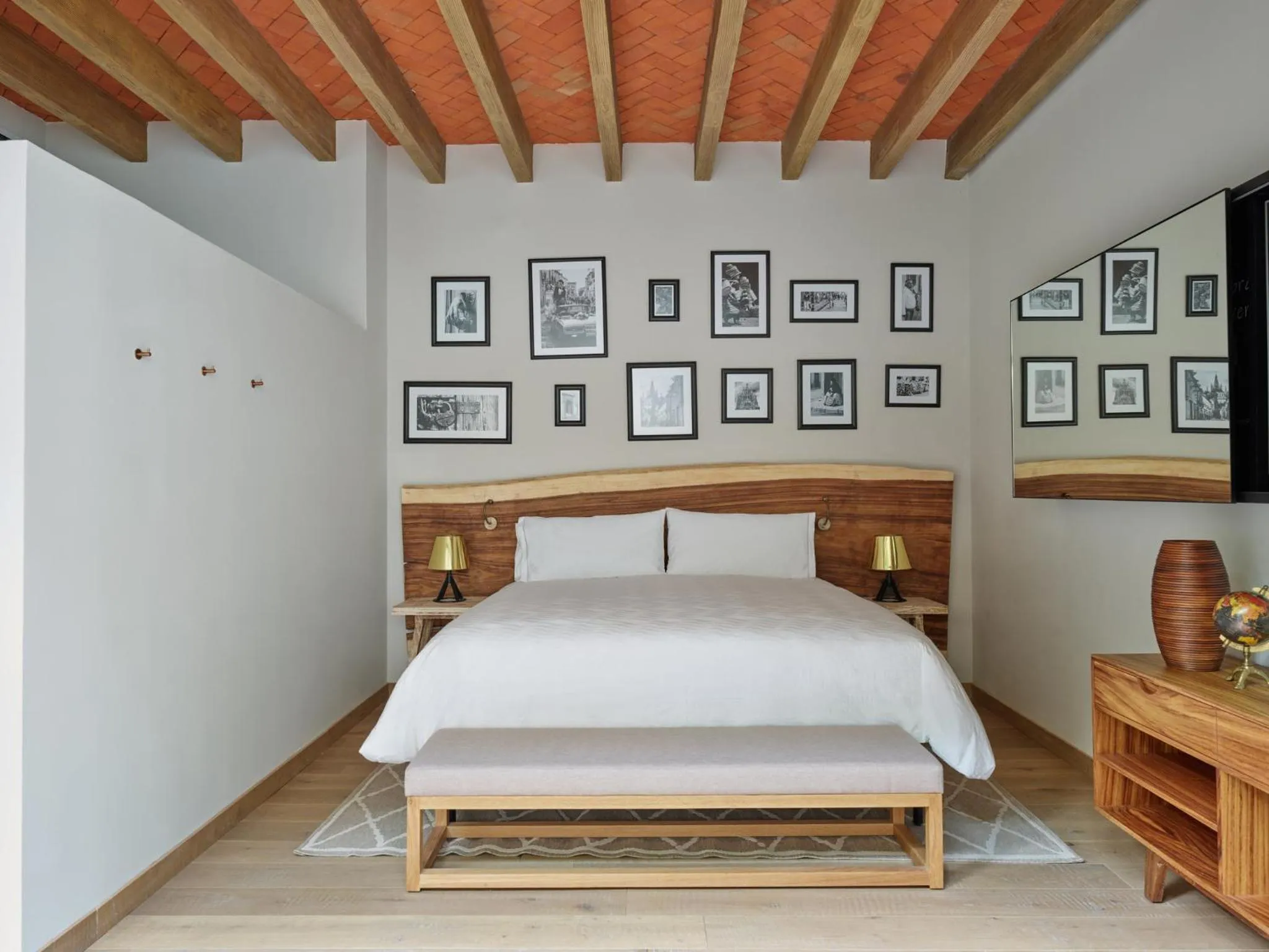 Photo of the whole room, Bed in Live Aqua San Miguel de Allende