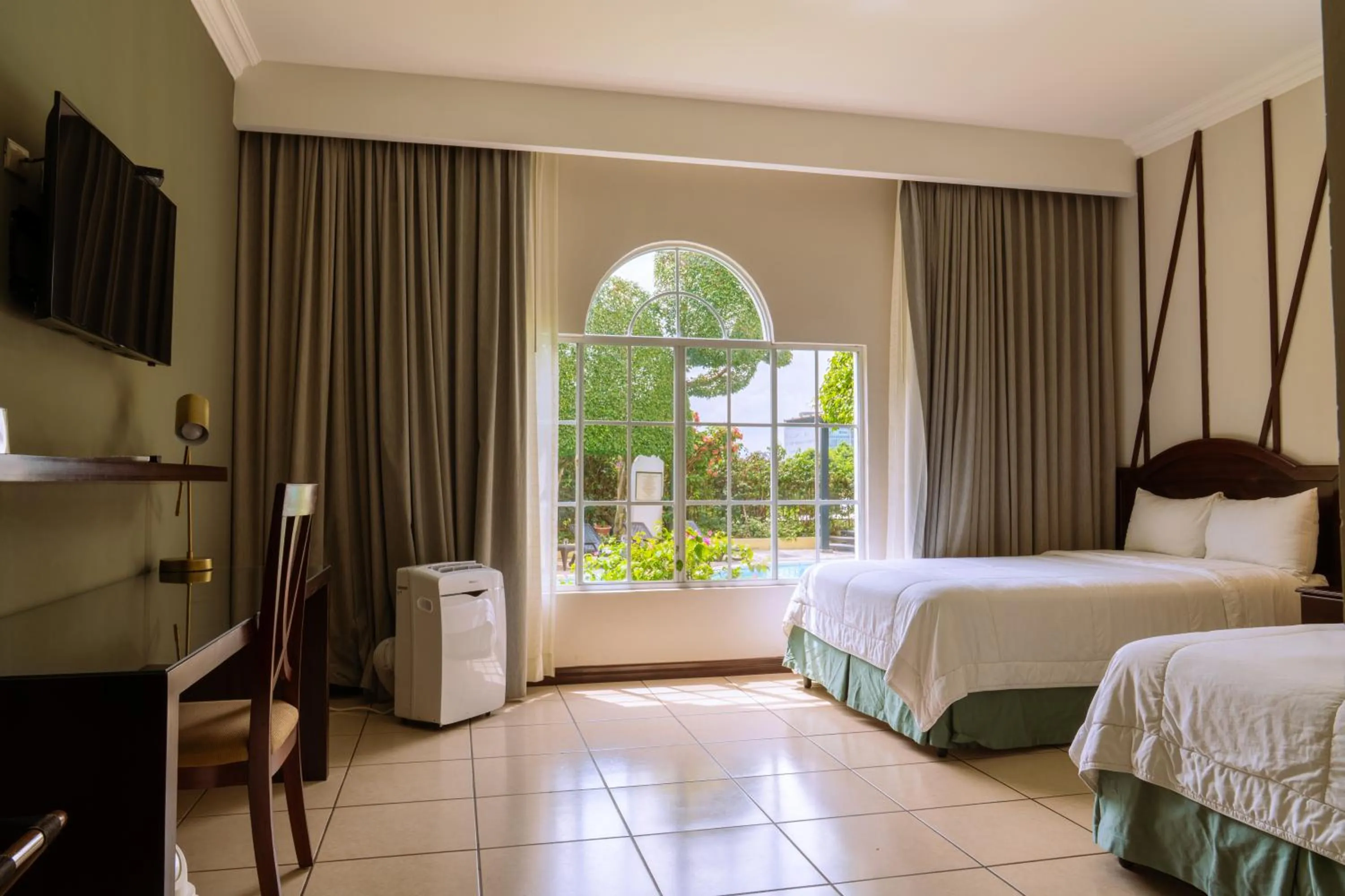 Communal lounge/ TV room, Bed in Hotel Mirador Plaza