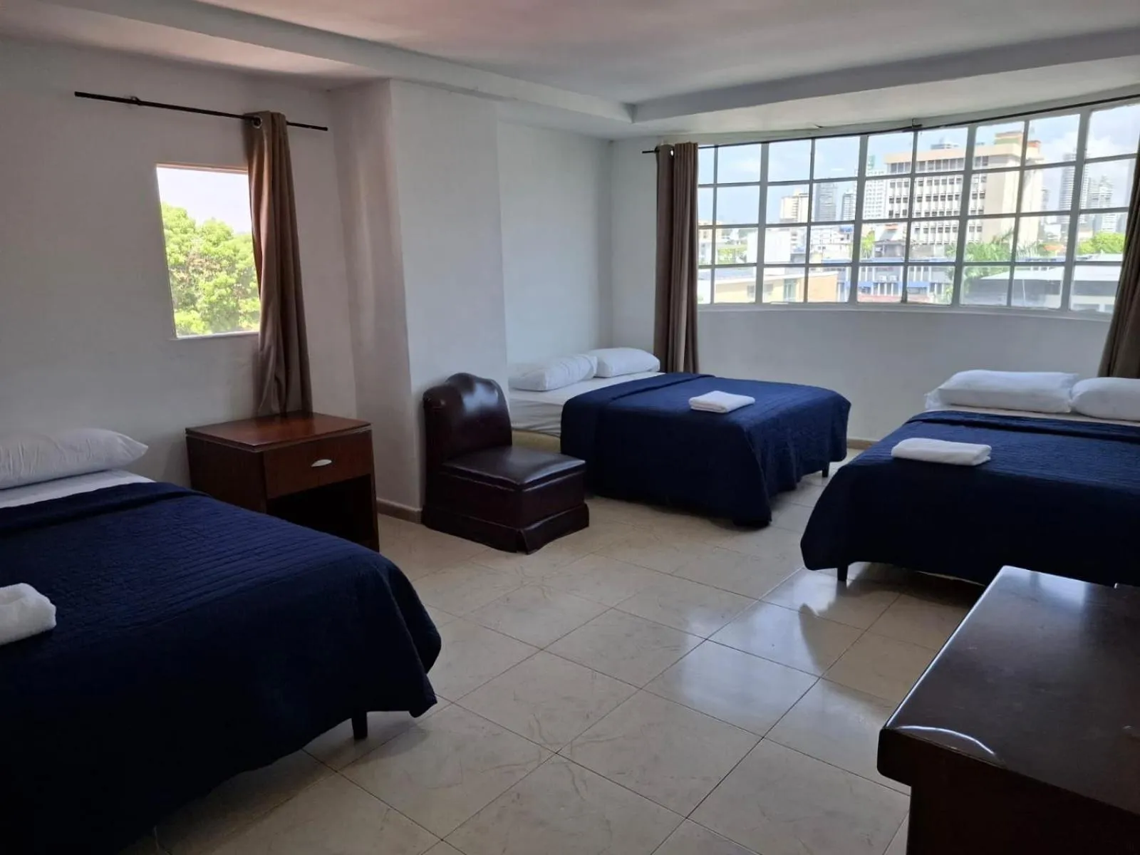 Photo of the whole room, Bed in Discovery