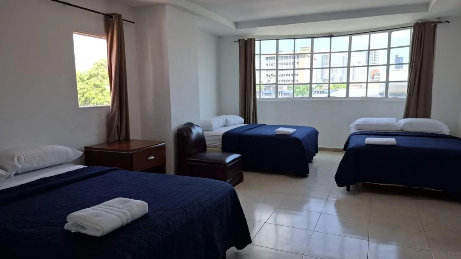 Photo of the whole room, Bed in Discovery