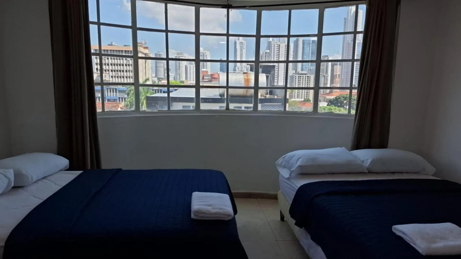 Photo of the whole room, Bed in Discovery