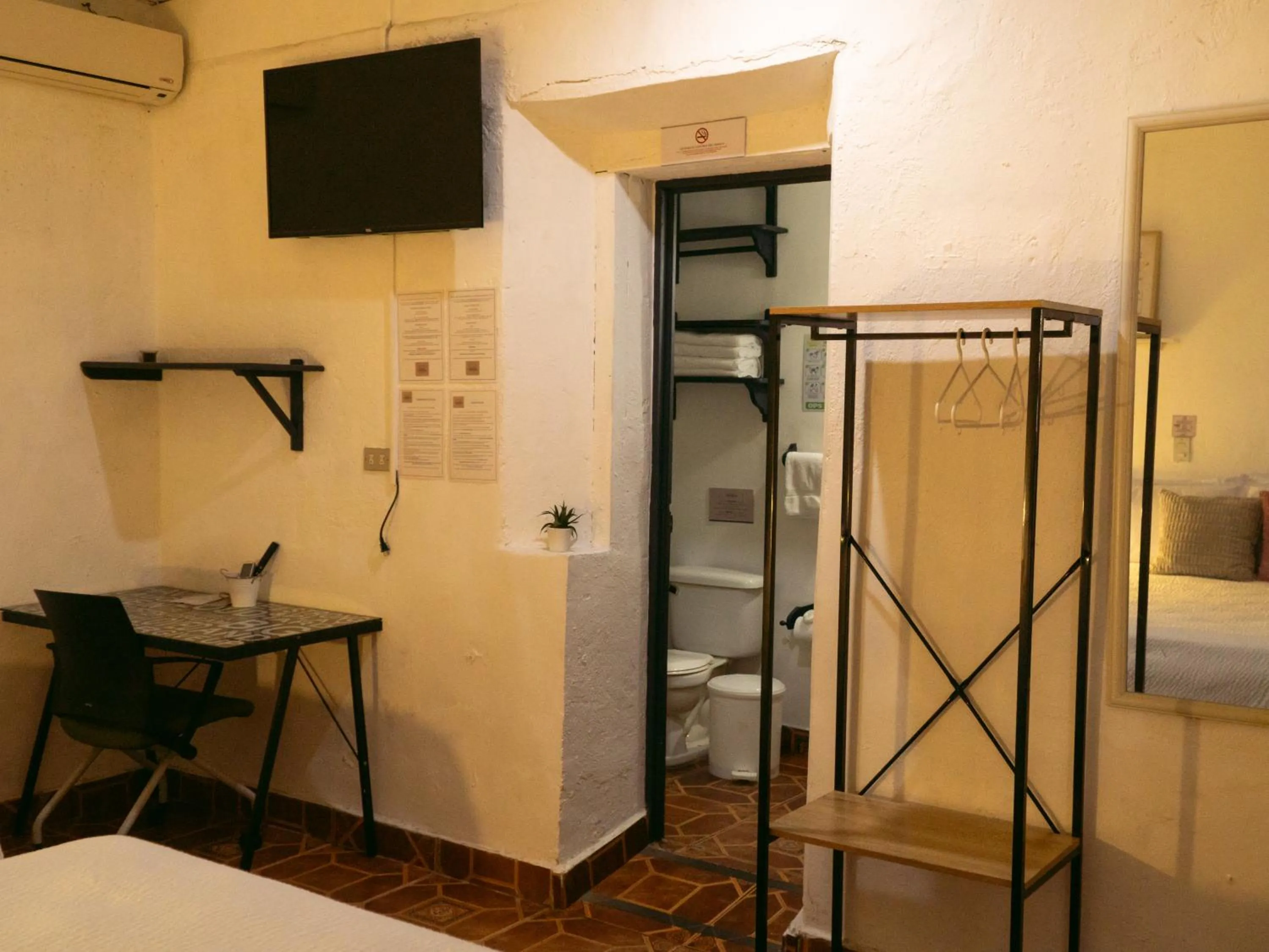 Bathroom, Bed in La Casa de Mamapán Hotel Colonial Ahuachapan