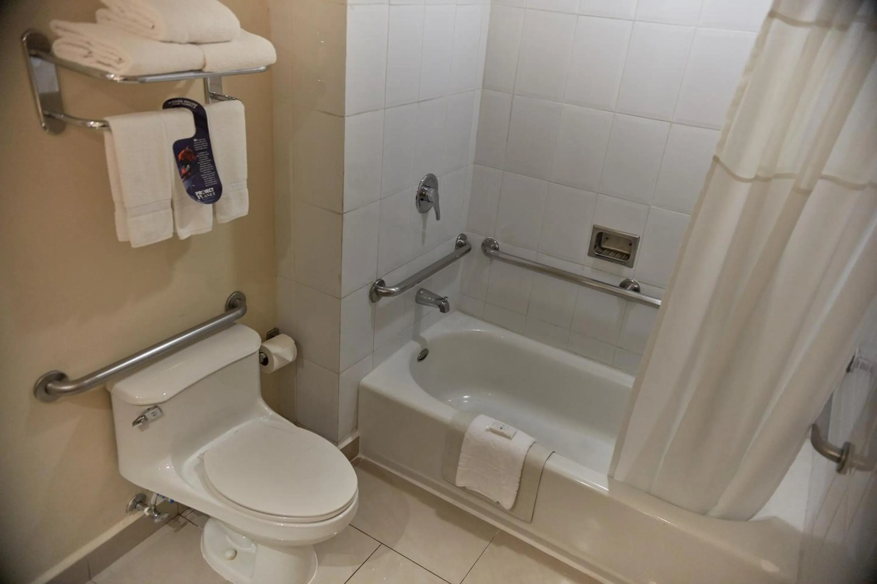 Shower in Quality Hotel Real Aeropuerto San Salvador