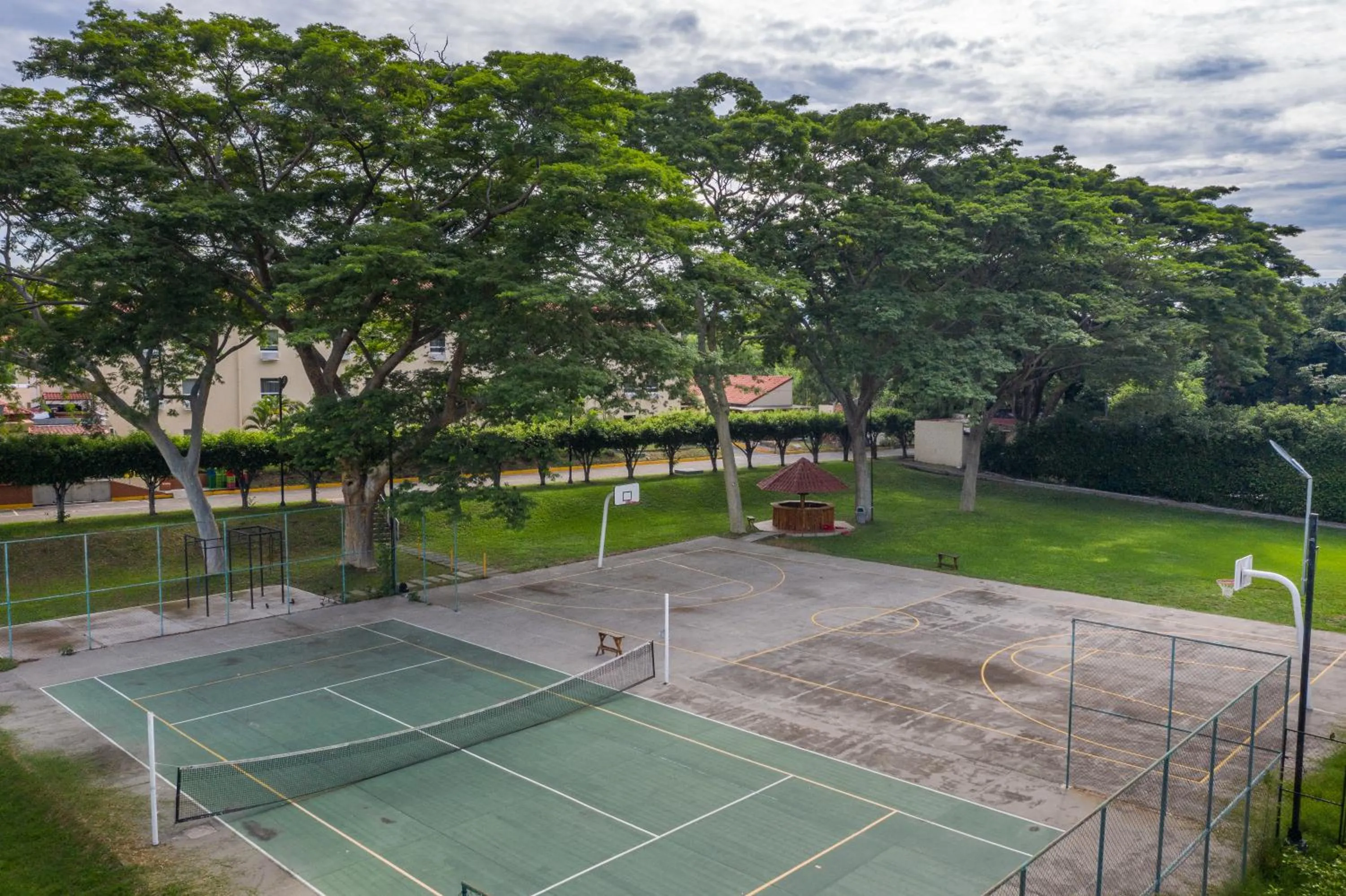 Tennis court in Quality Hotel Real Aeropuerto San Salvador