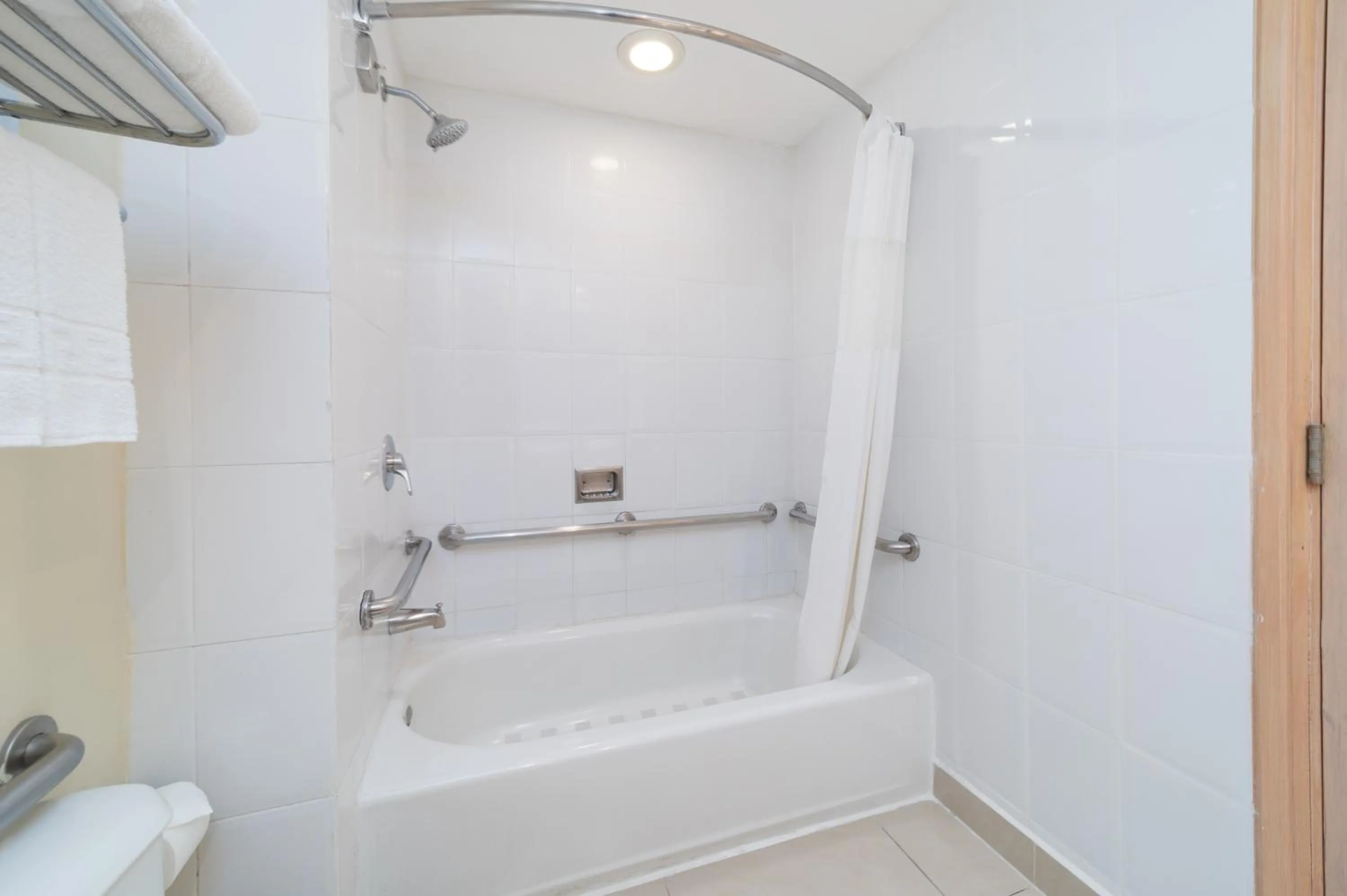 Shower in Quality Hotel Real Aeropuerto San Salvador