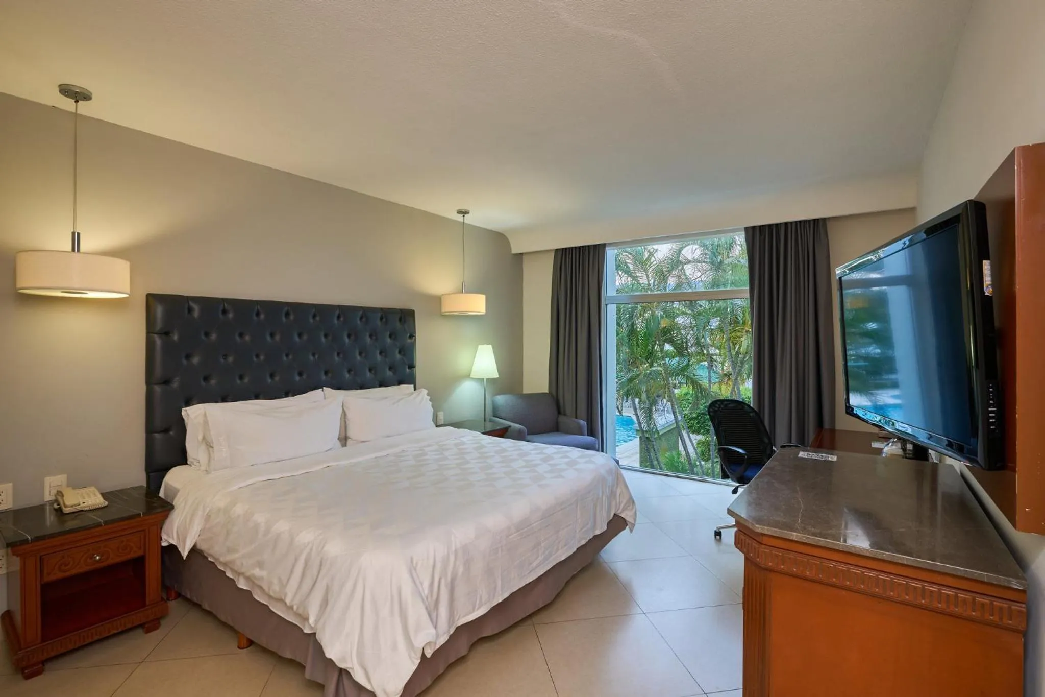 Photo of the whole room, Bed in Holiday Inn Tuxtla Gutierrez by IHG