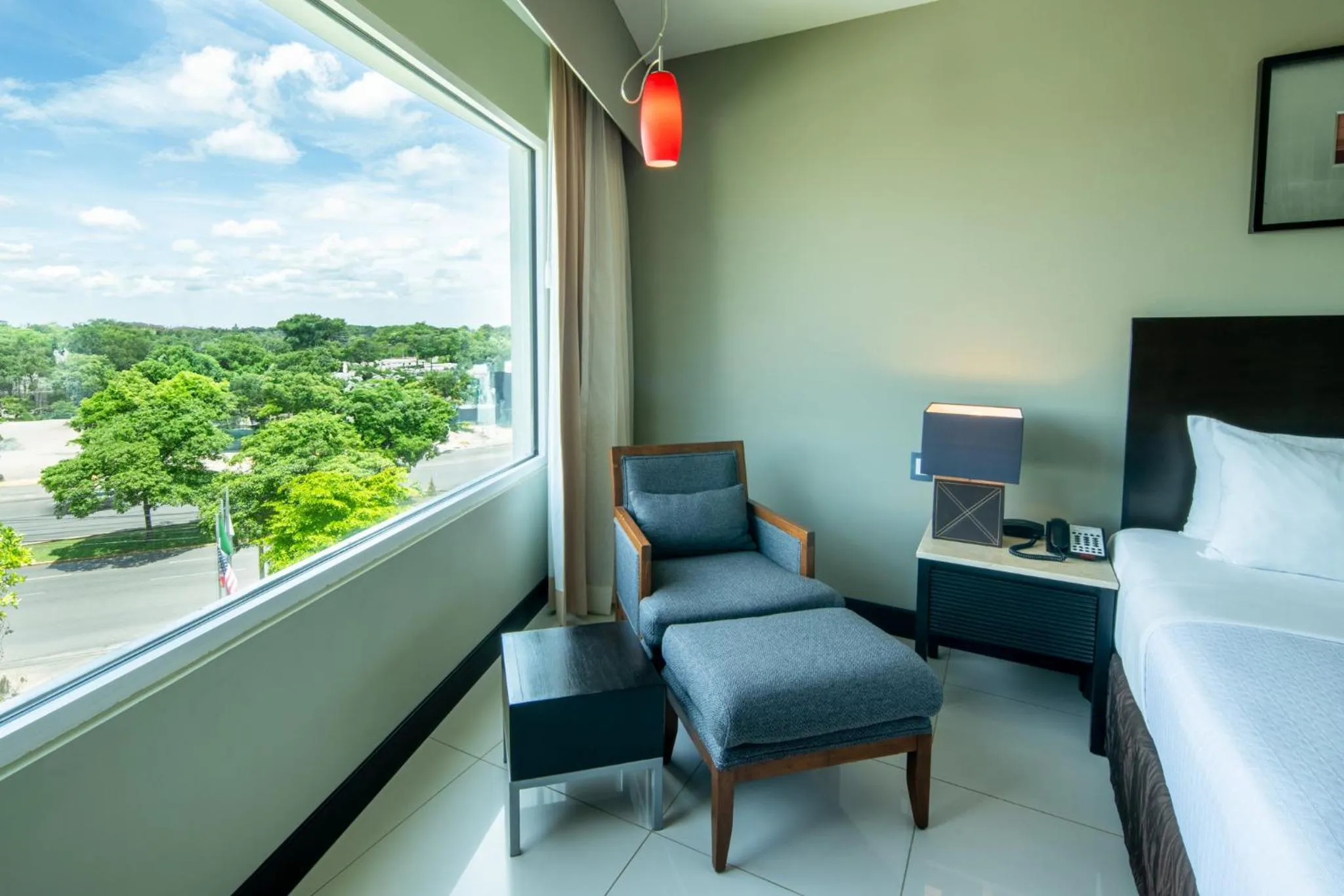 Photo of the whole room, Bed in Crowne Plaza Villahermosa by IHG