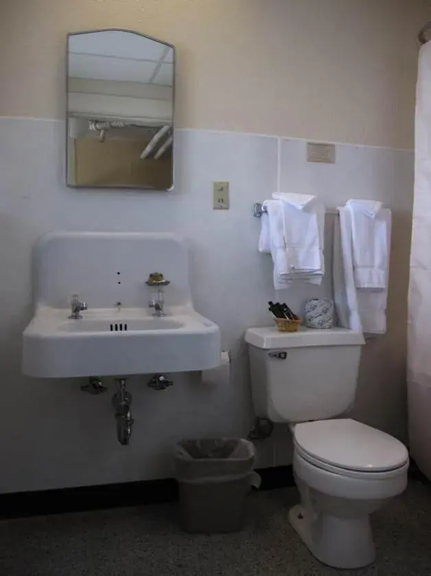 Standard Queen Room in Glacier Park Lodge Standard Queen Room in Glacier Park Lodge