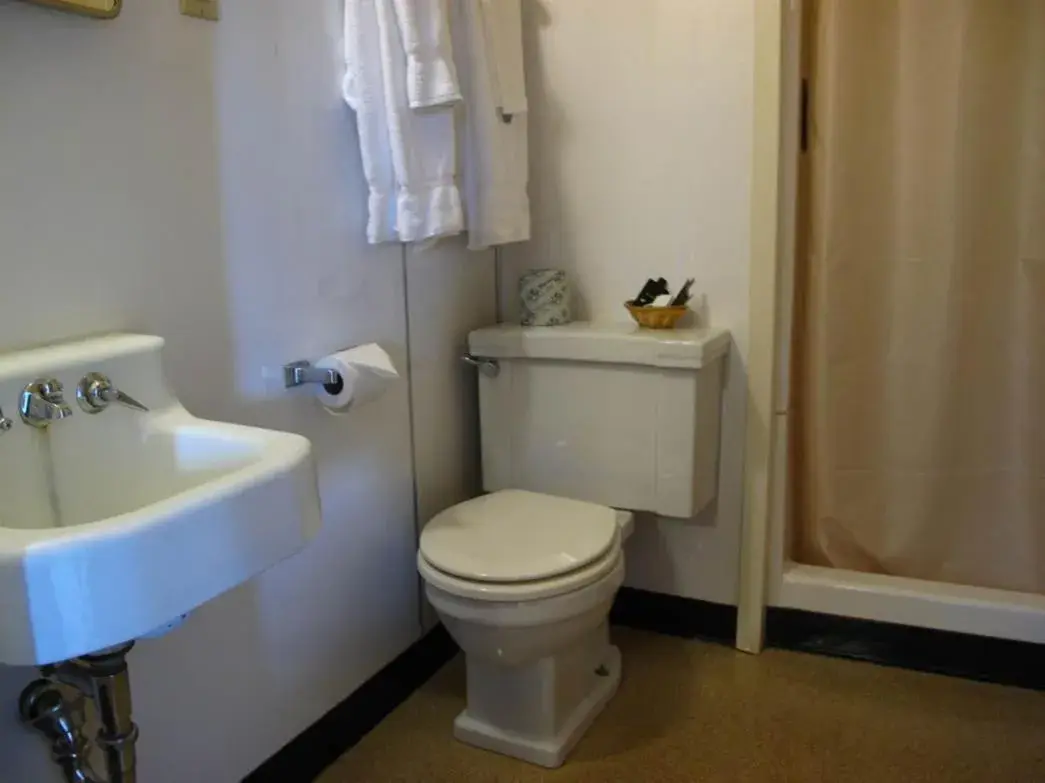 Superior Double Room with Balcony in Glacier Park Lodge Superior Double Room with Balcony in Glacier Park Lodge