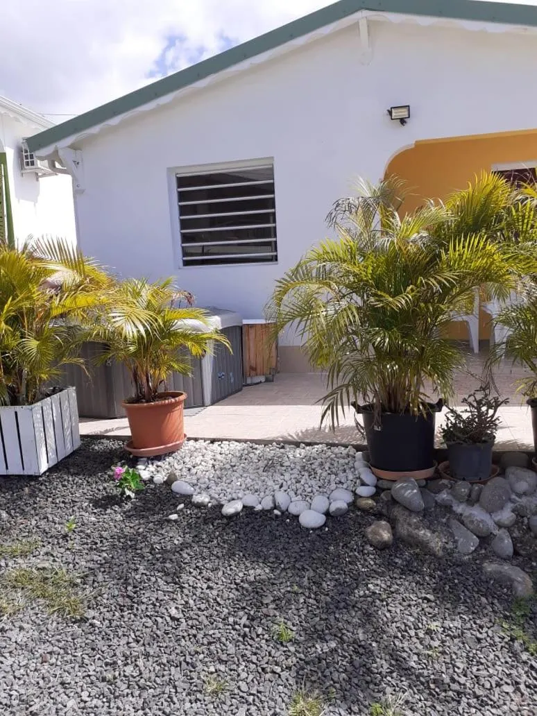 Facade/entrance in Bikamado