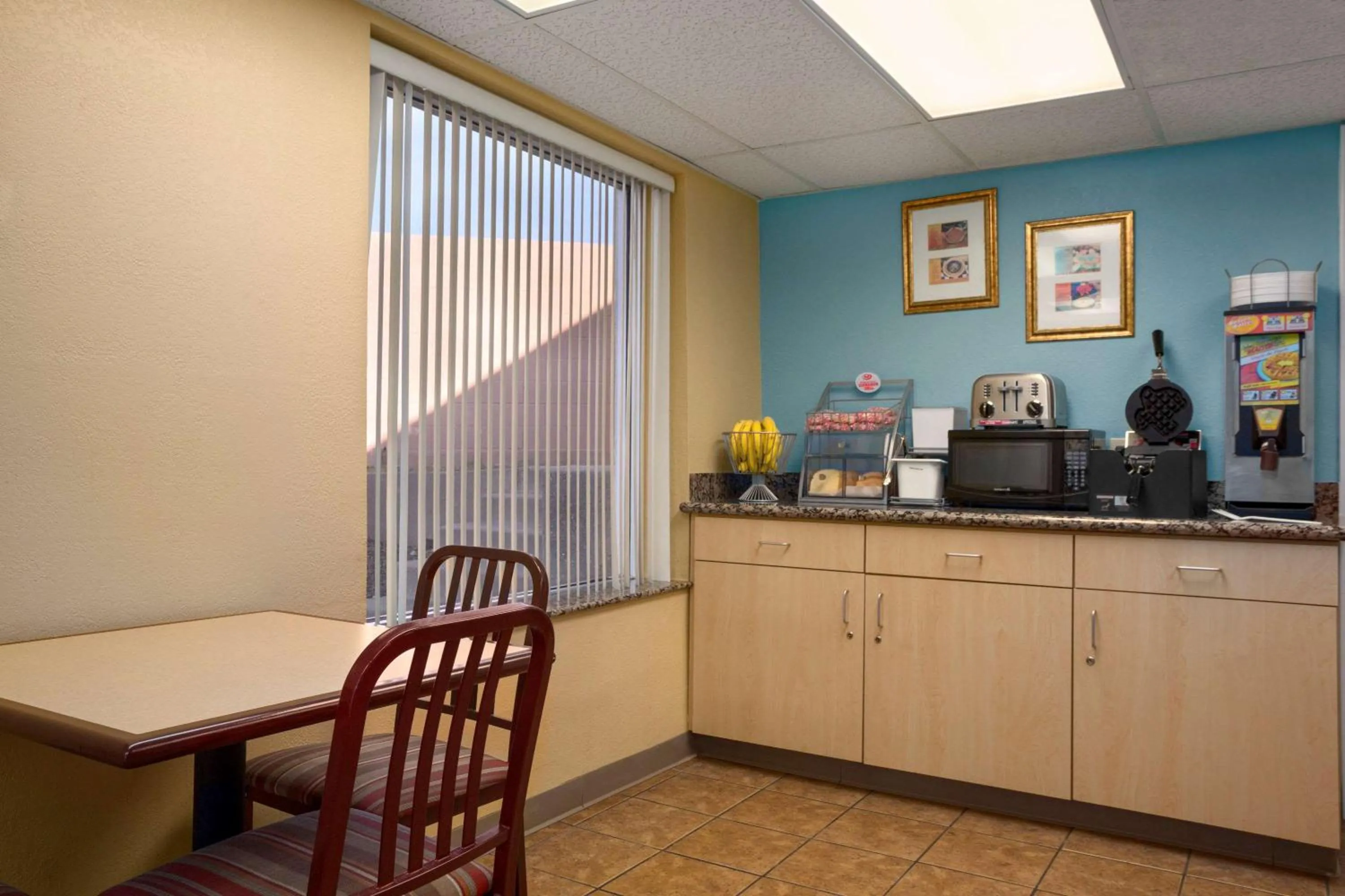 Restaurant/places to eat in Super 8 by Wyndham Austin Downtown/Capitol Area