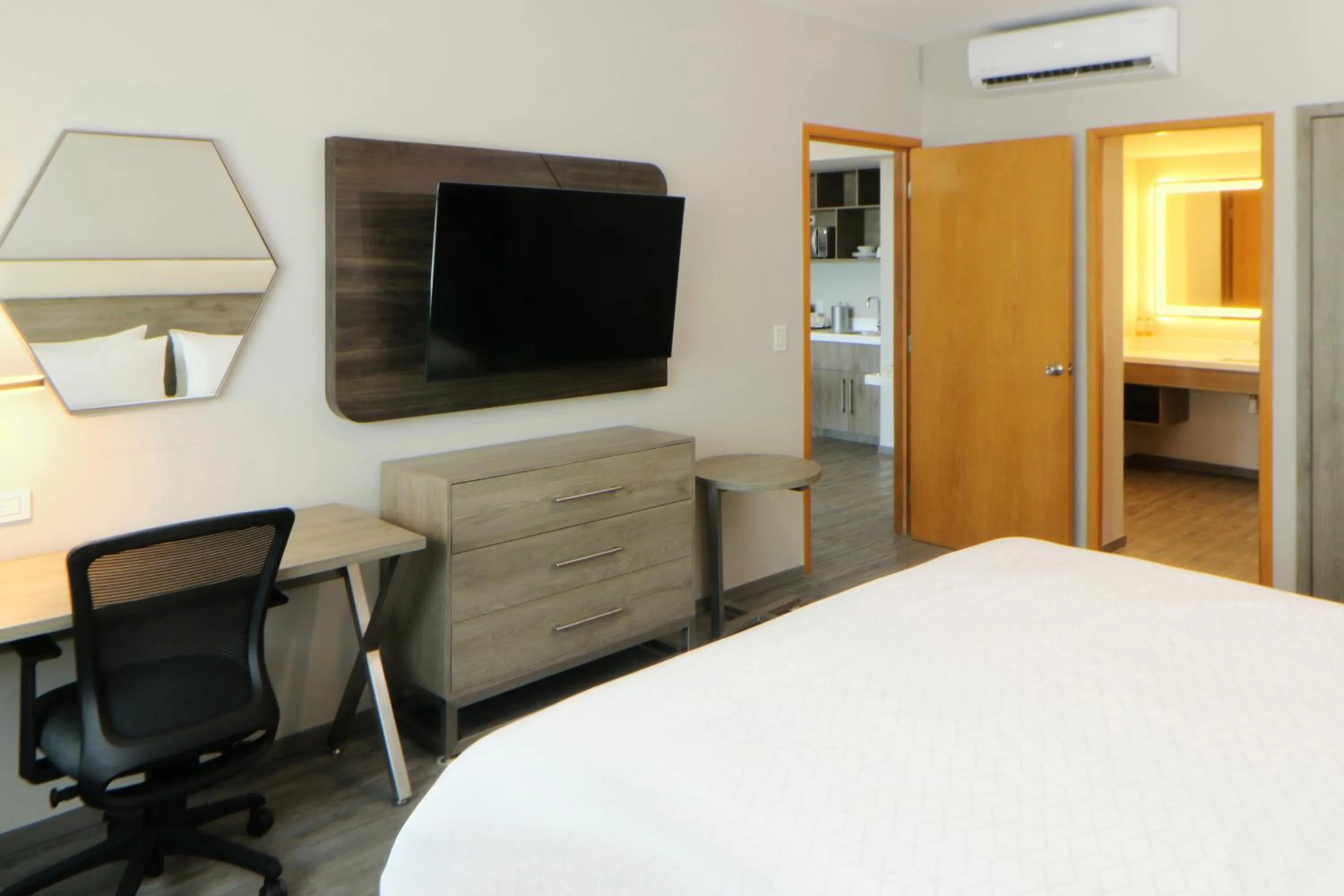 Photo of the whole room, Bed in Holiday Inn Express Manzanillo by IHG