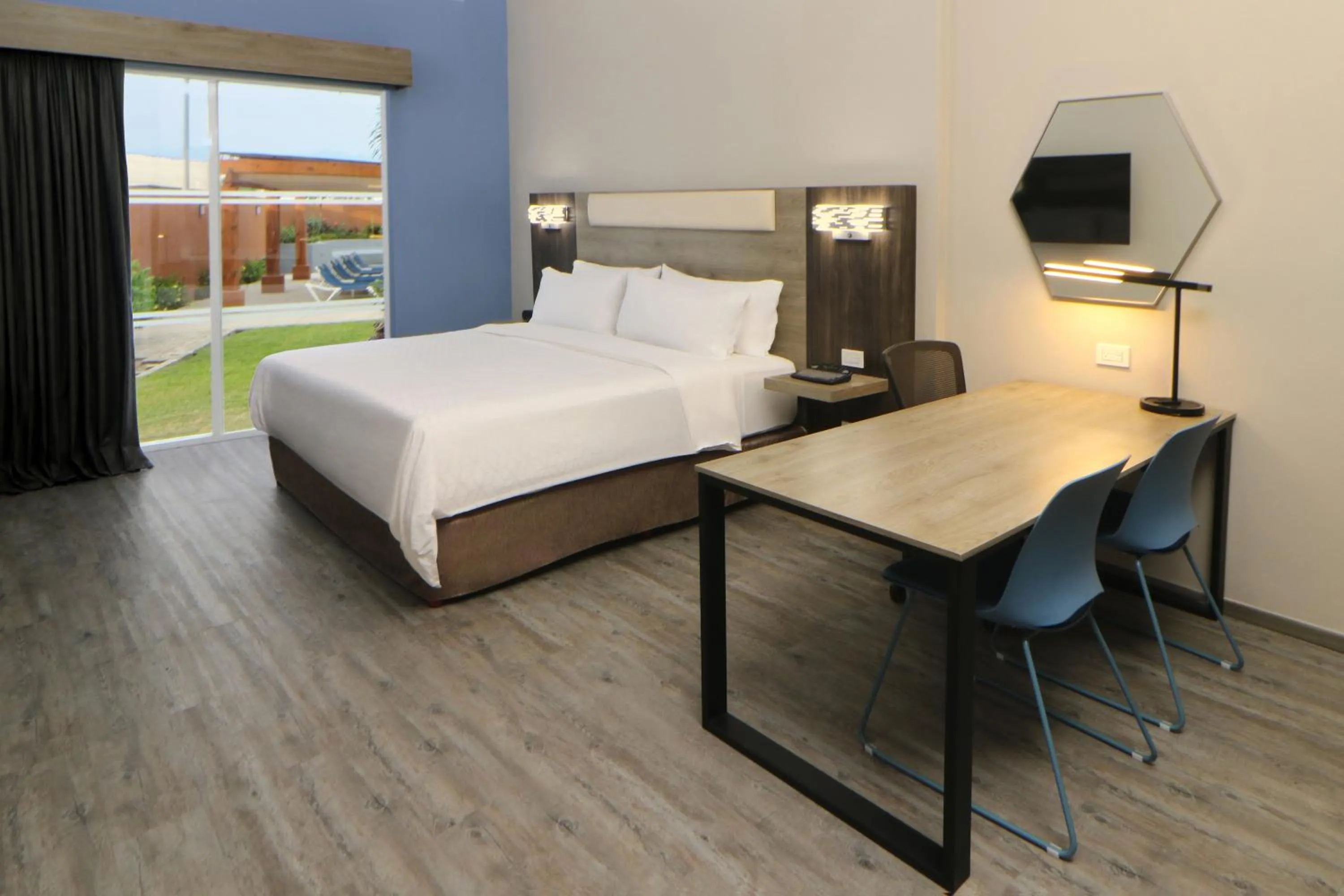 Photo of the whole room, Bed in Holiday Inn Express Manzanillo by IHG