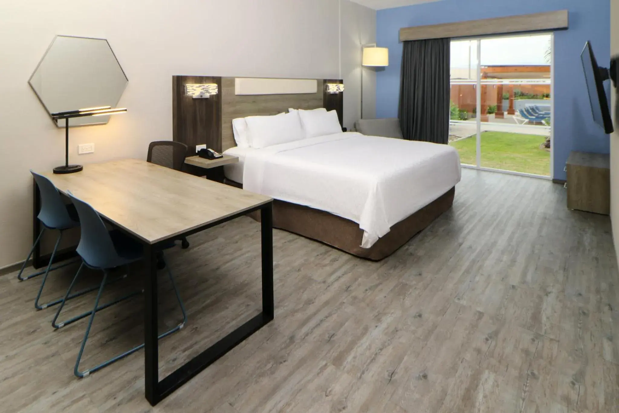 Standard King Room with Extra Floor Space in Holiday Inn Express Manzanillo by IHG Standard King Room with Extra Floor Space in Holiday Inn Express Manzanillo by IHG