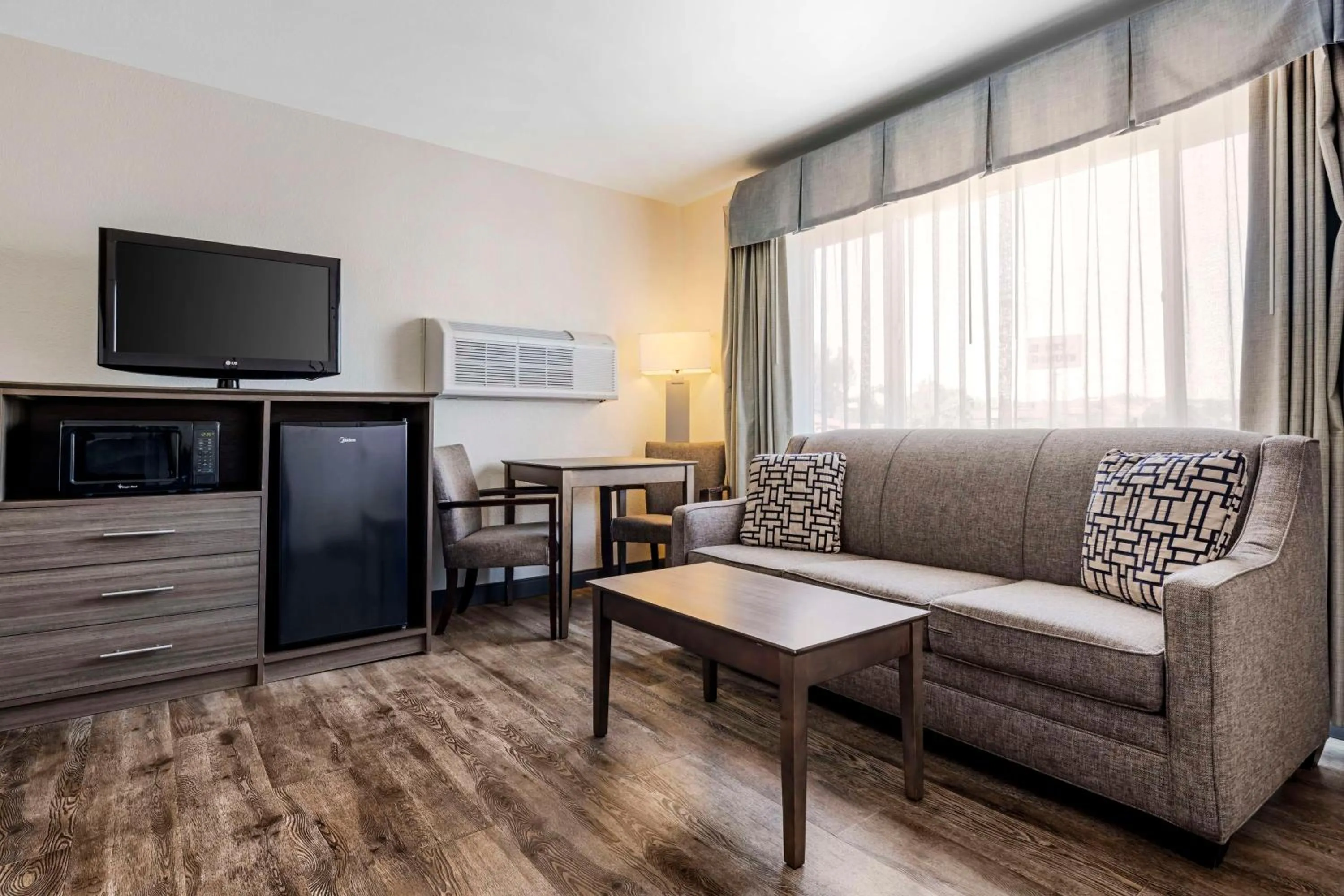 Bedroom in Best Western Santee Lodge