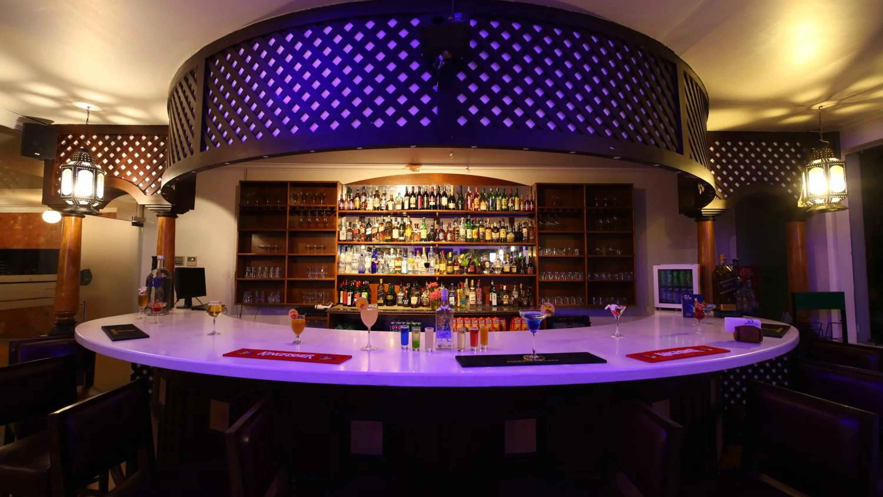 Lounge or bar in Le Pondy