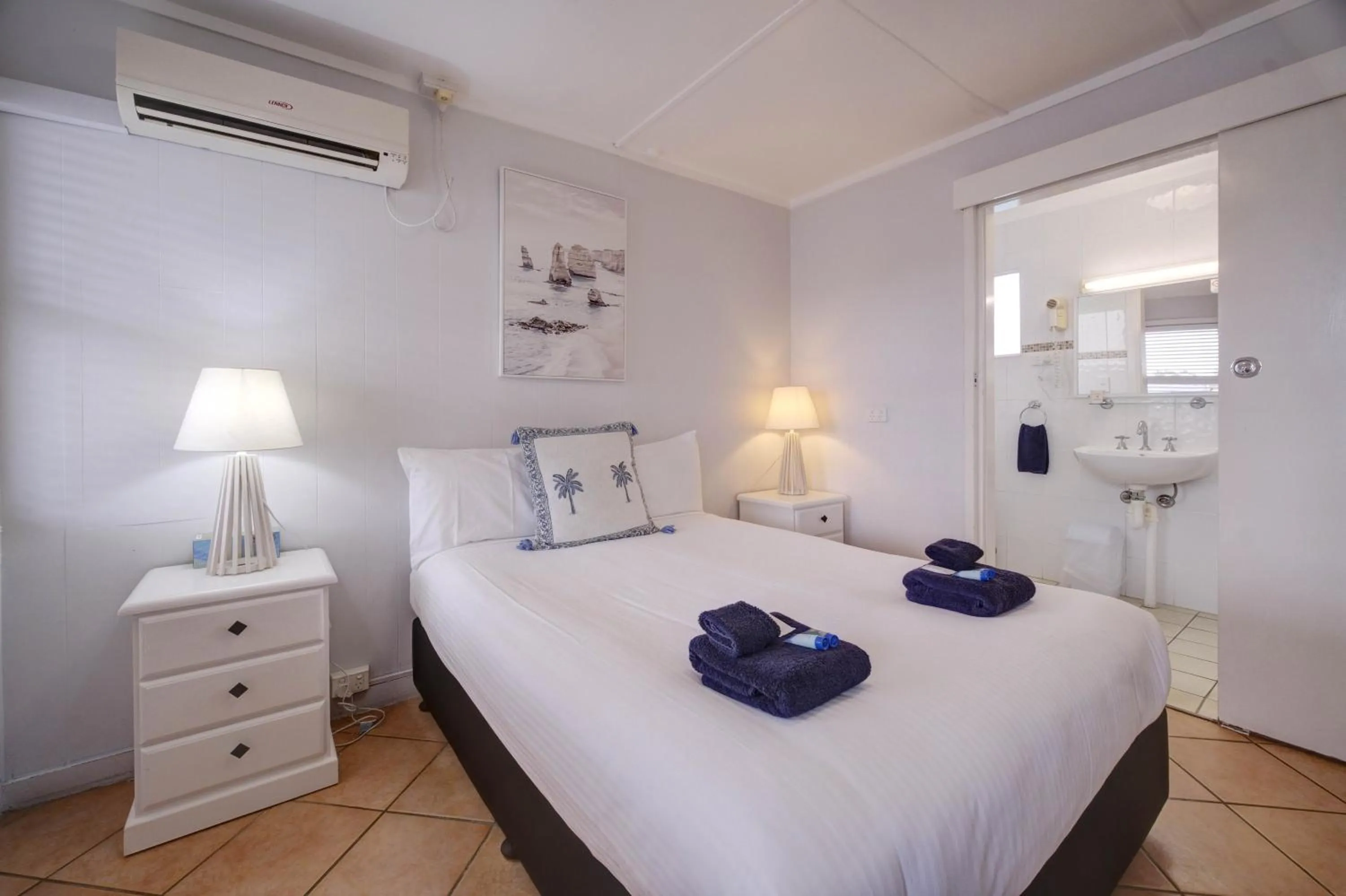 Bed in Bali Hi Motel