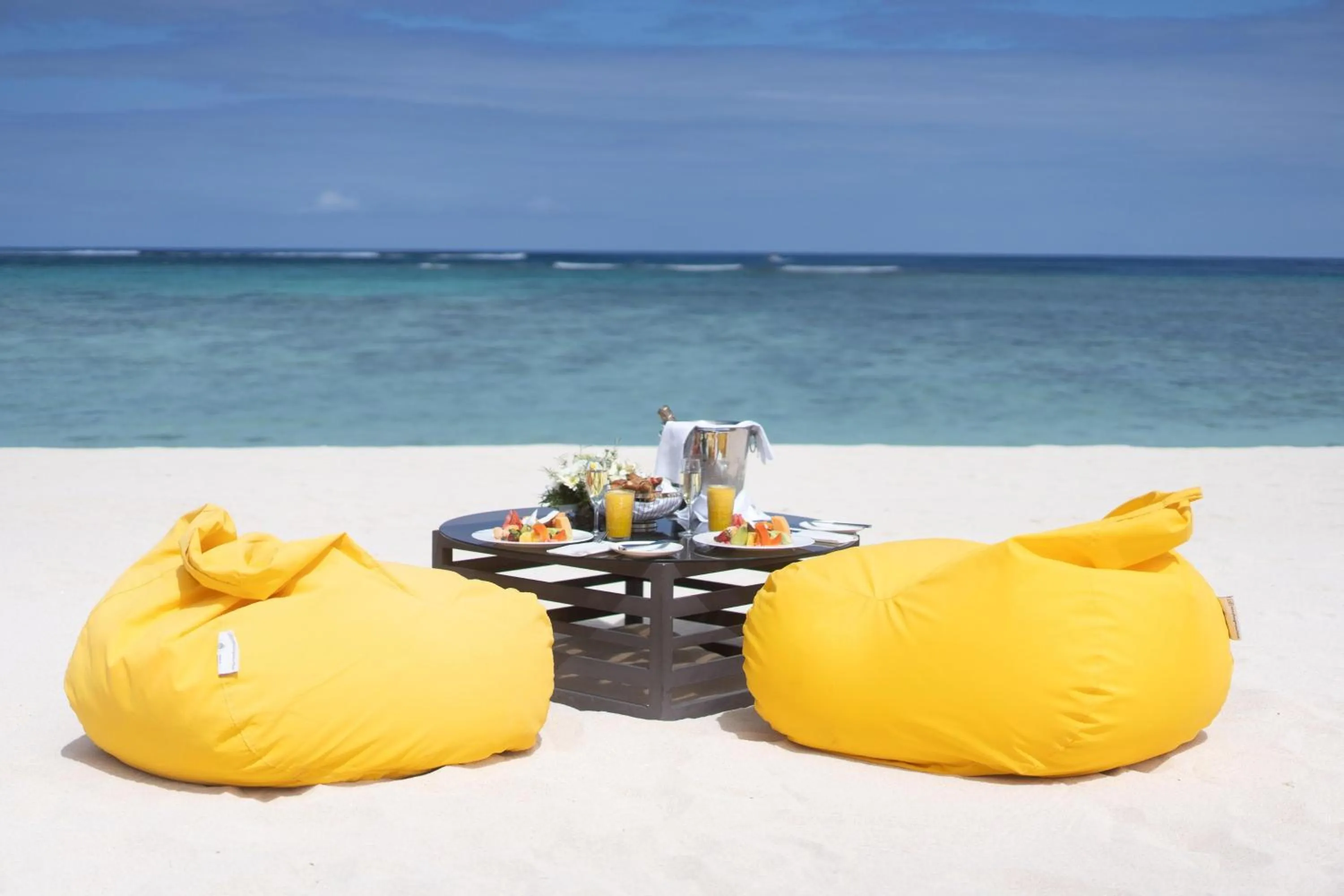 Food and drinks in Dinarobin Beachcomber Golf Resort & Spa