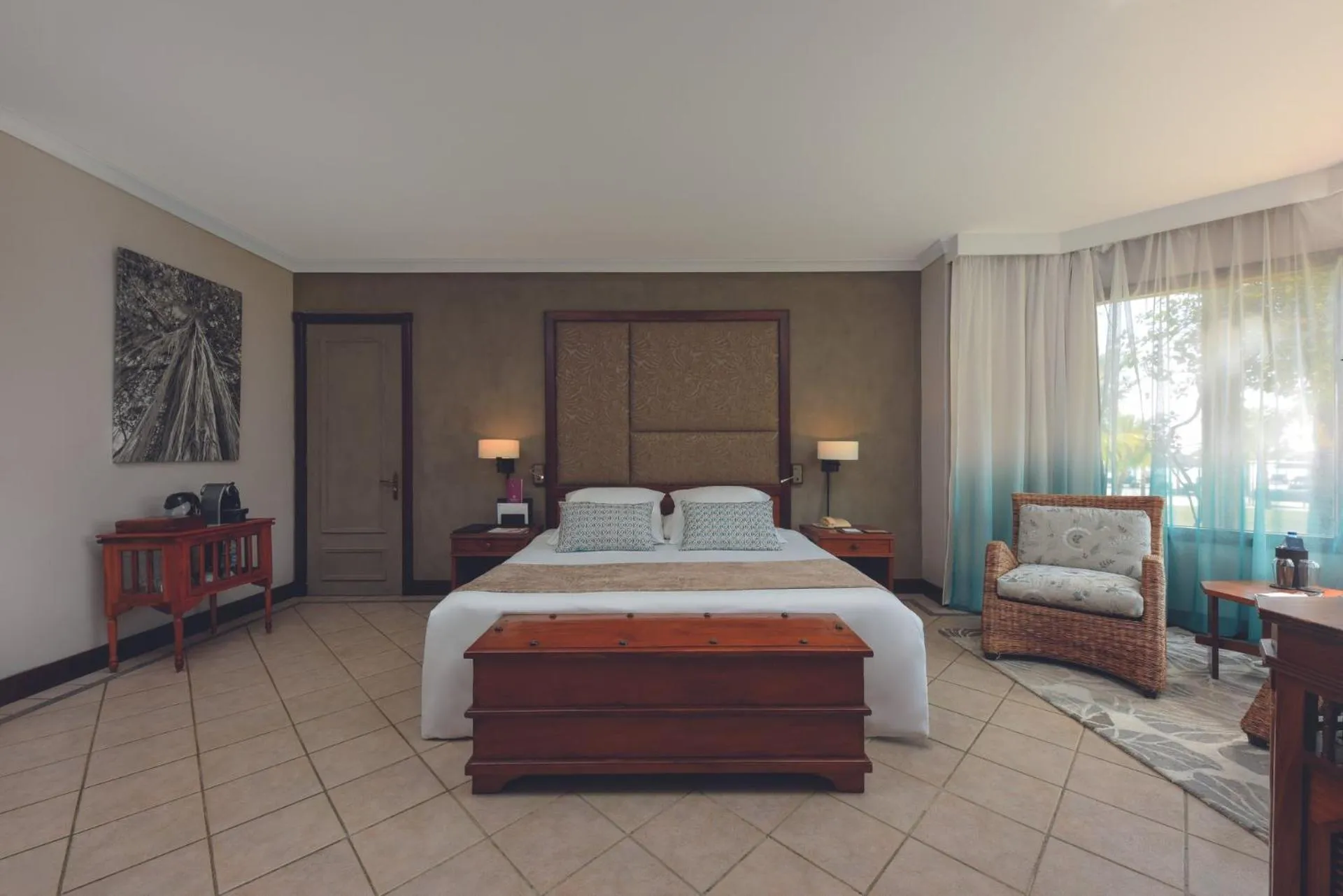 Bed in Dinarobin Beachcomber Golf Resort & Spa