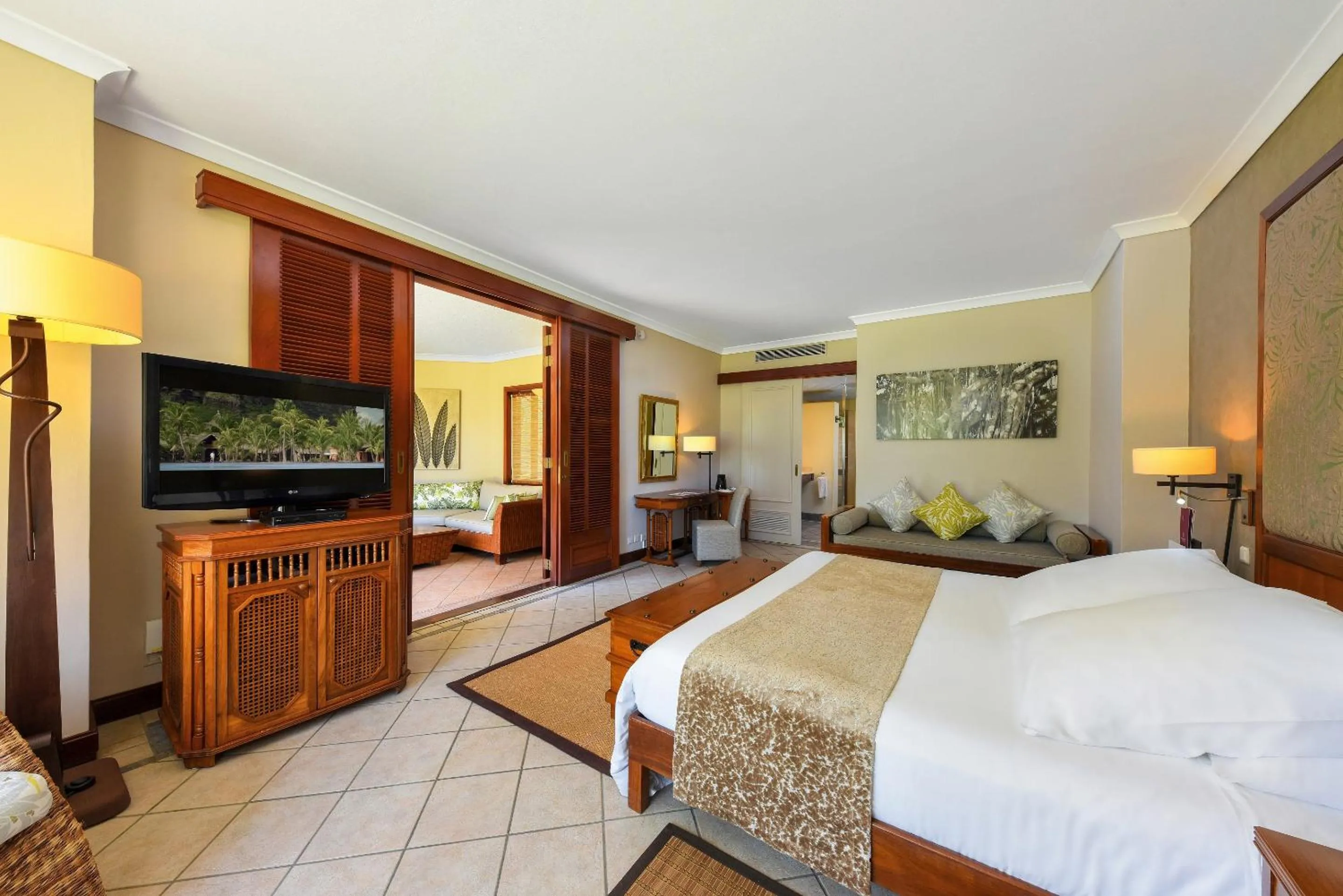 Bed in Dinarobin Beachcomber Golf Resort & Spa