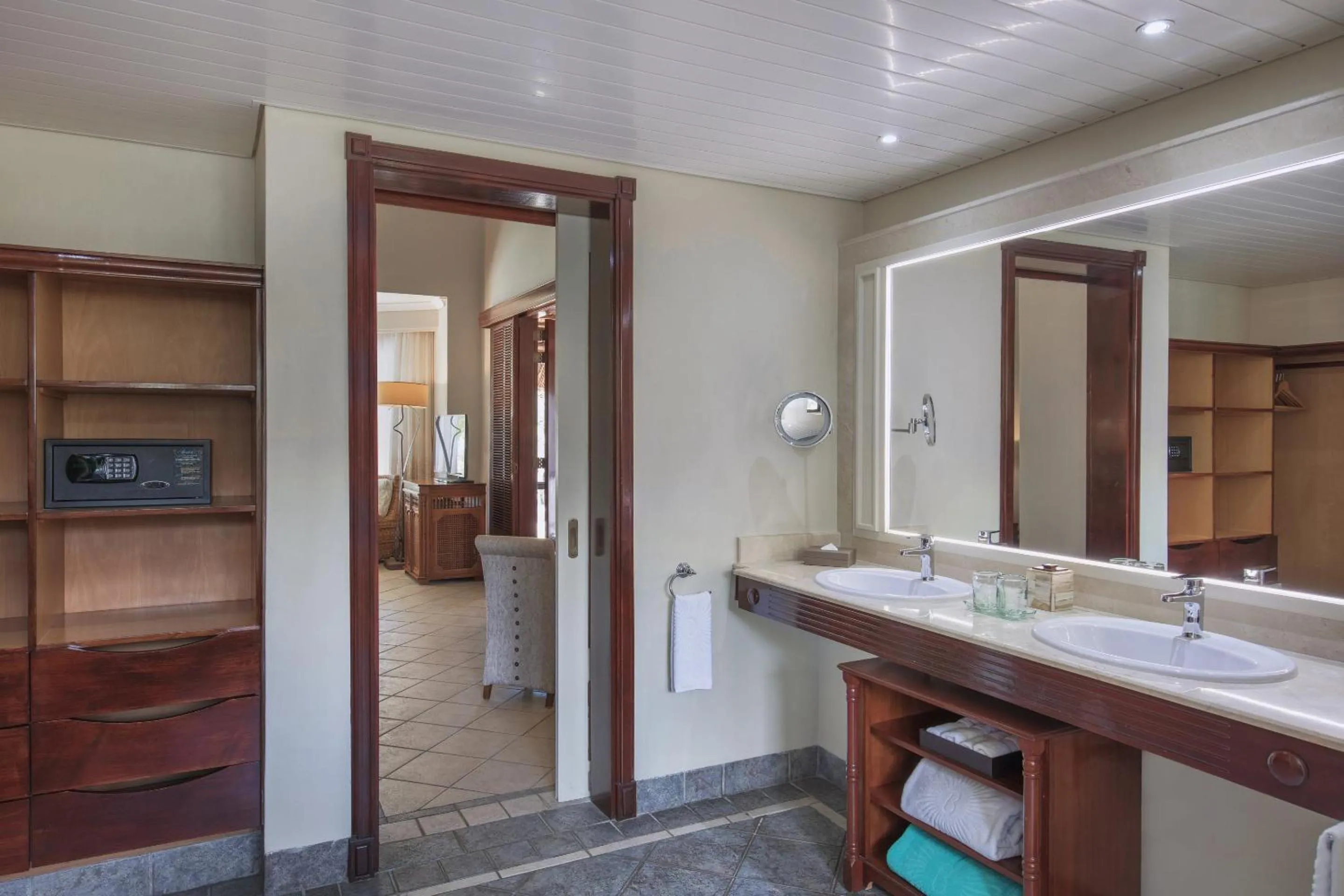 Shower in Dinarobin Beachcomber Golf Resort & Spa