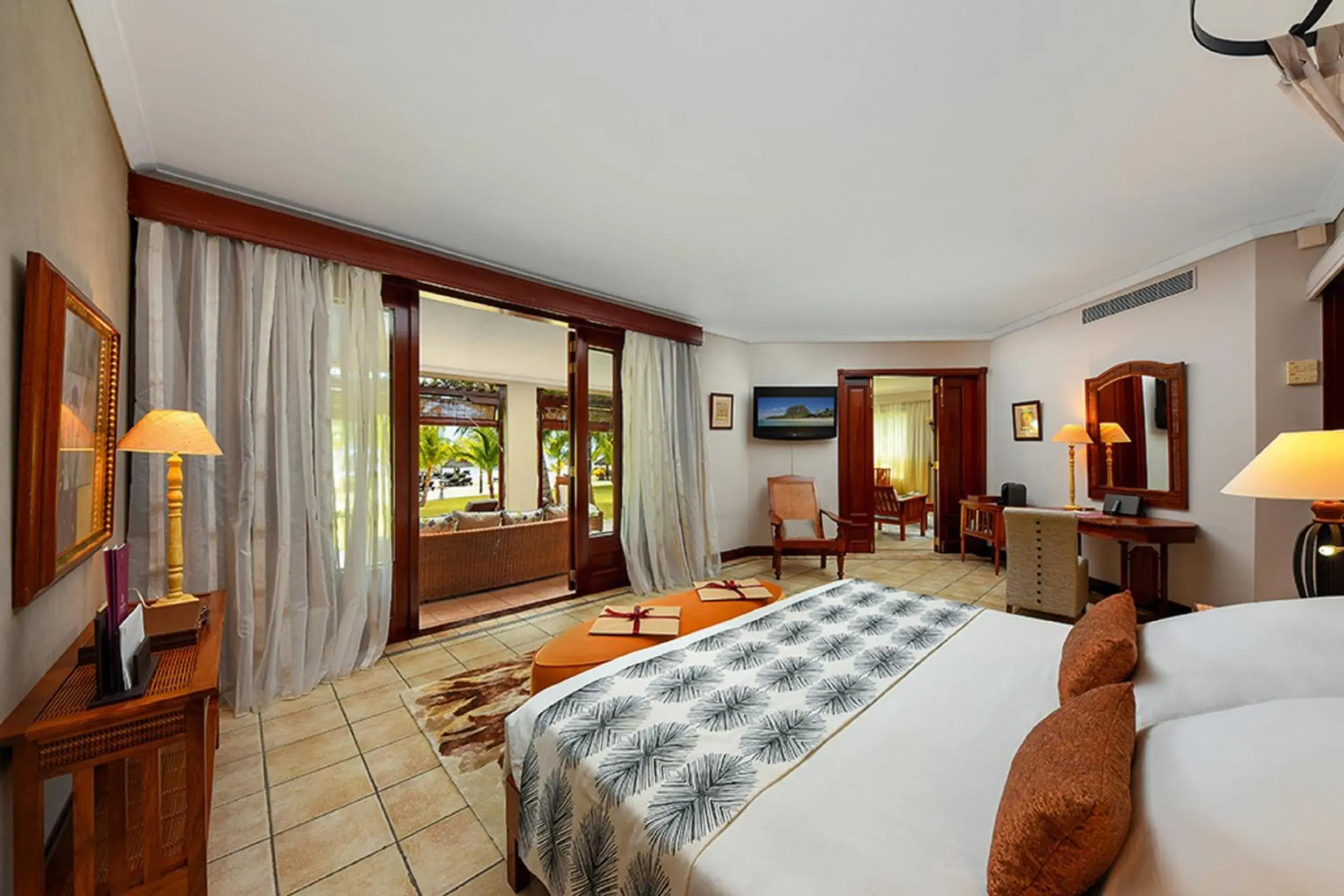 Senior Suite – Honeymooners only - single occupancy in Dinarobin Beachcomber Golf Resort & Spa Senior Suite – Honeymooners only - single occupancy in Dinarobin Beachcomber Golf Resort & Spa