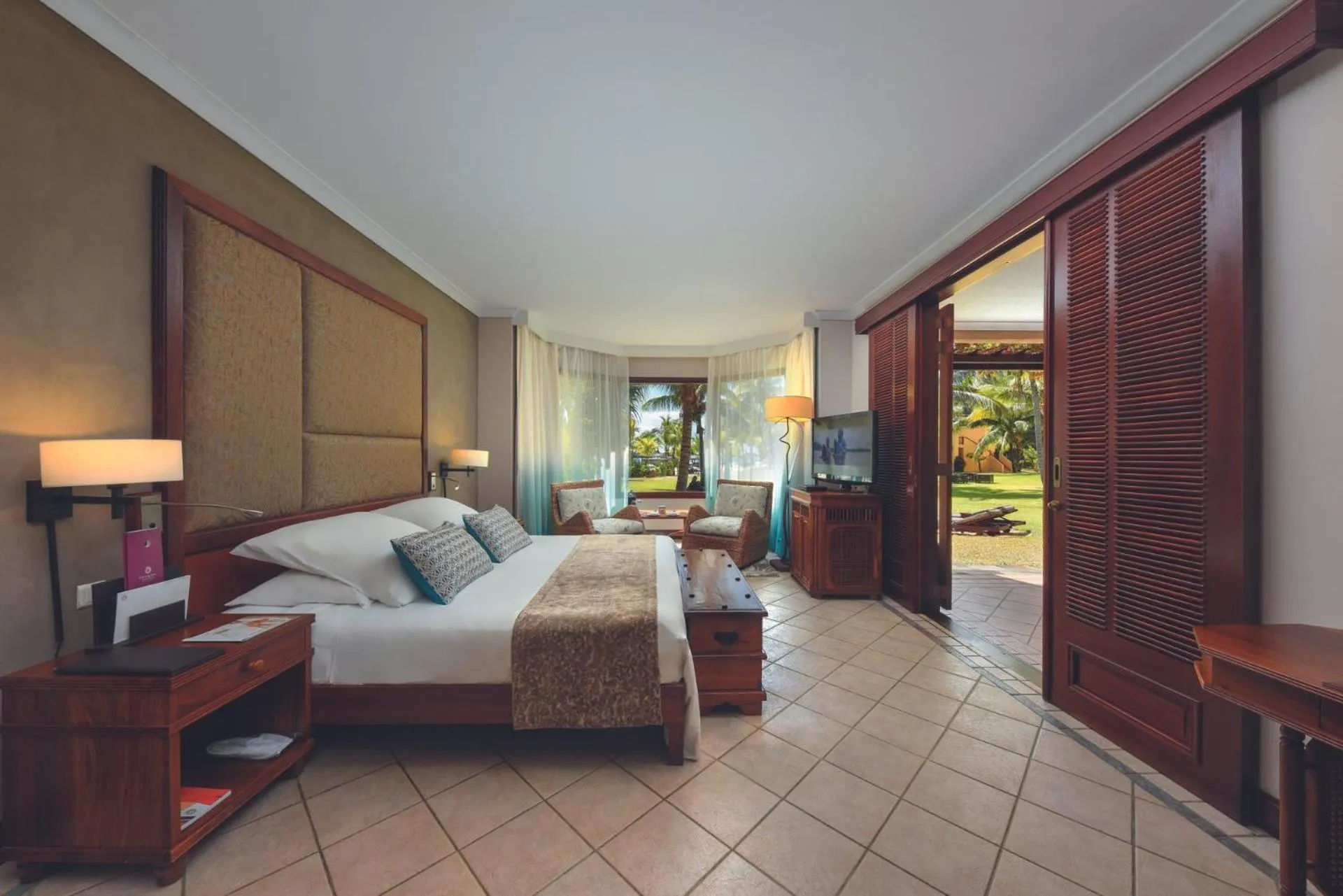 Bed in Dinarobin Beachcomber Golf Resort & Spa