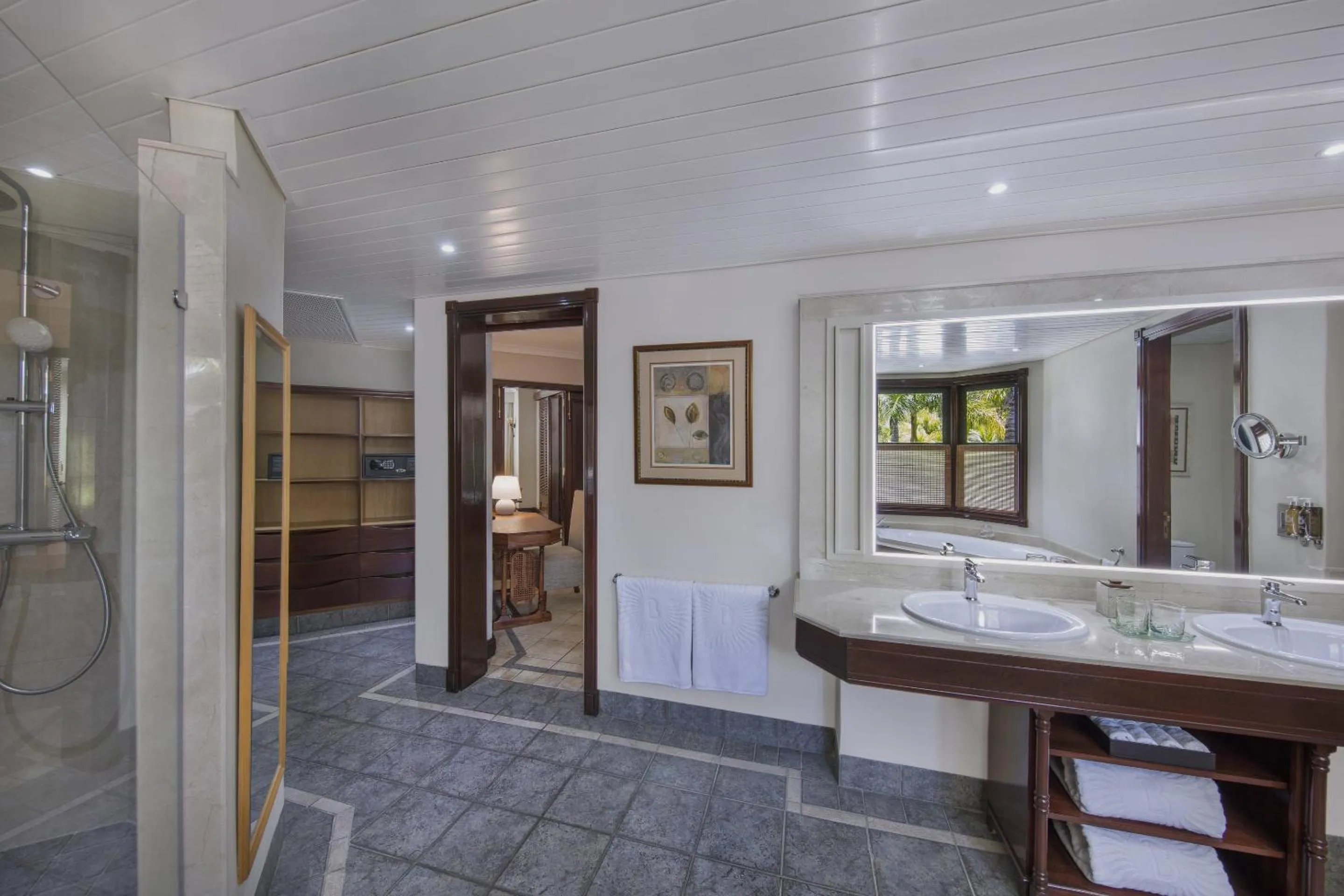 Shower in Dinarobin Beachcomber Golf Resort & Spa