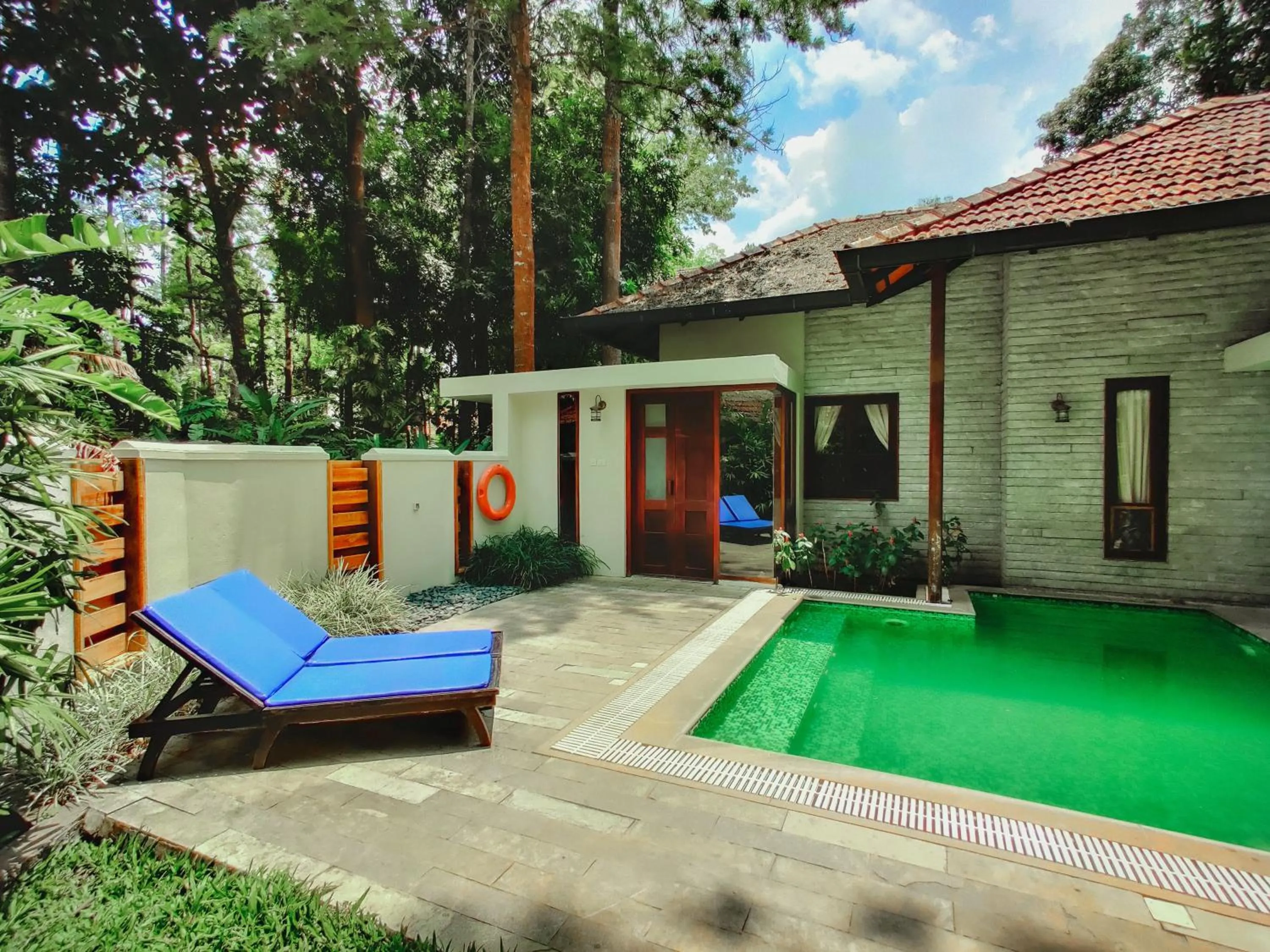 Swimming pool in Greenwoods Resort, Thekkady