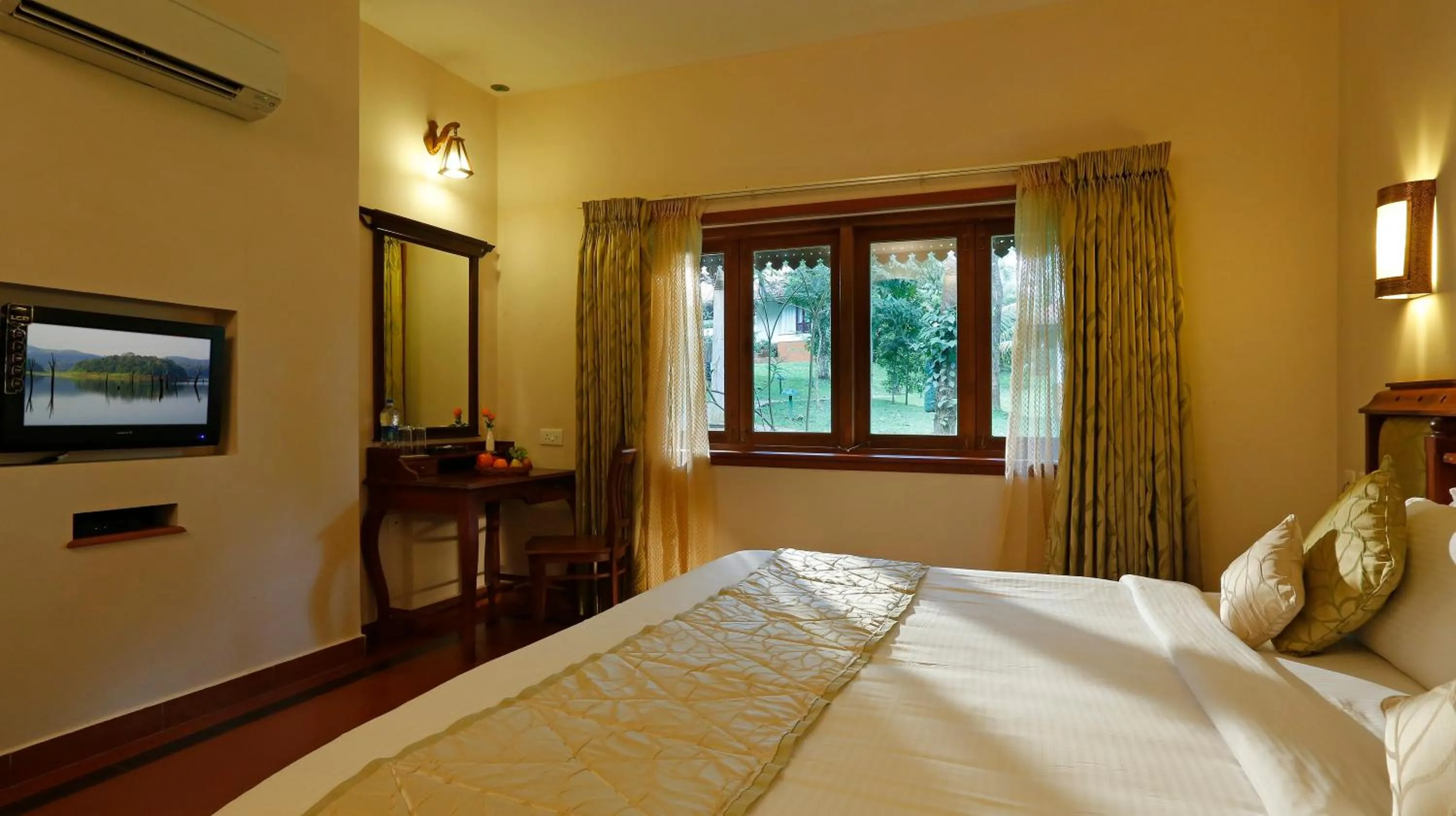 Bed in Greenwoods Resort, Thekkady