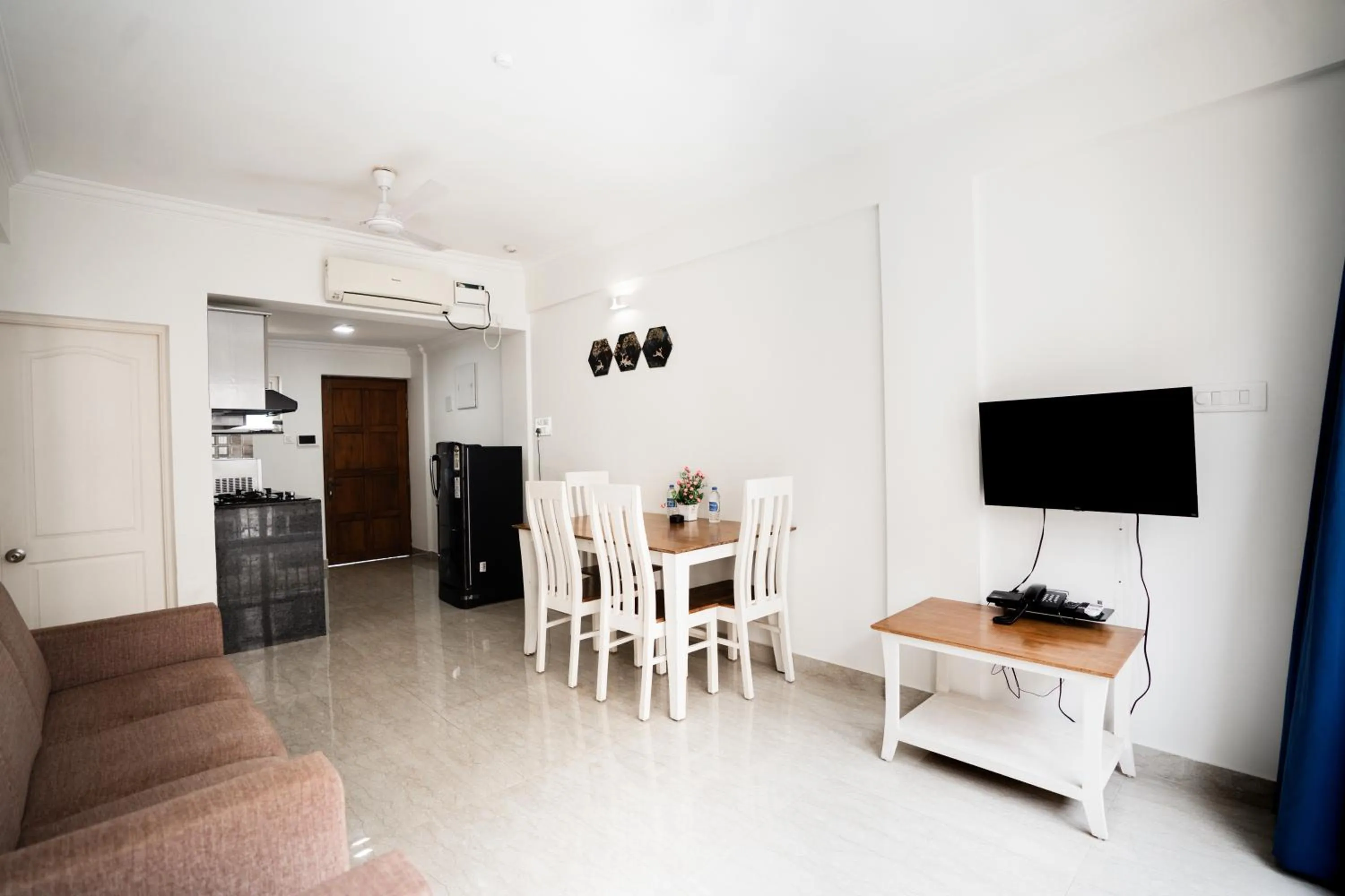 TV and multimedia in Bellagio Rezidencia 1 BHK Service Apartments