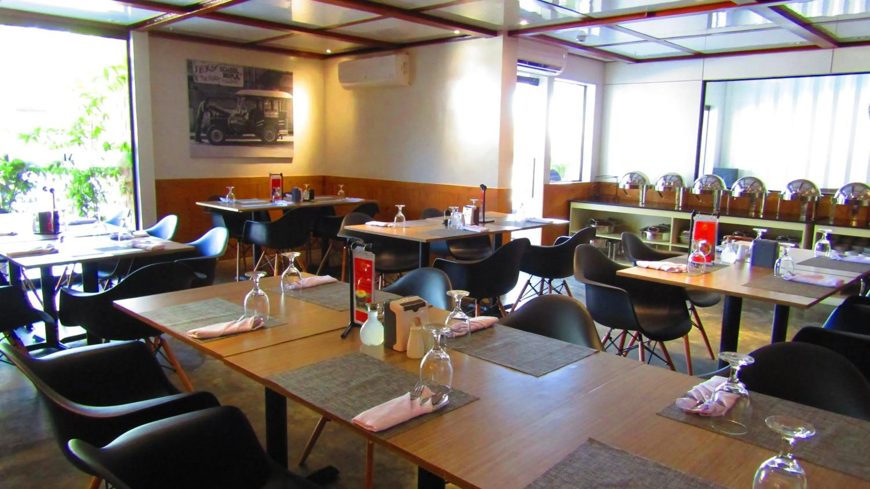 Restaurant/places to eat in The Madeline Boutique Hotel & Suites